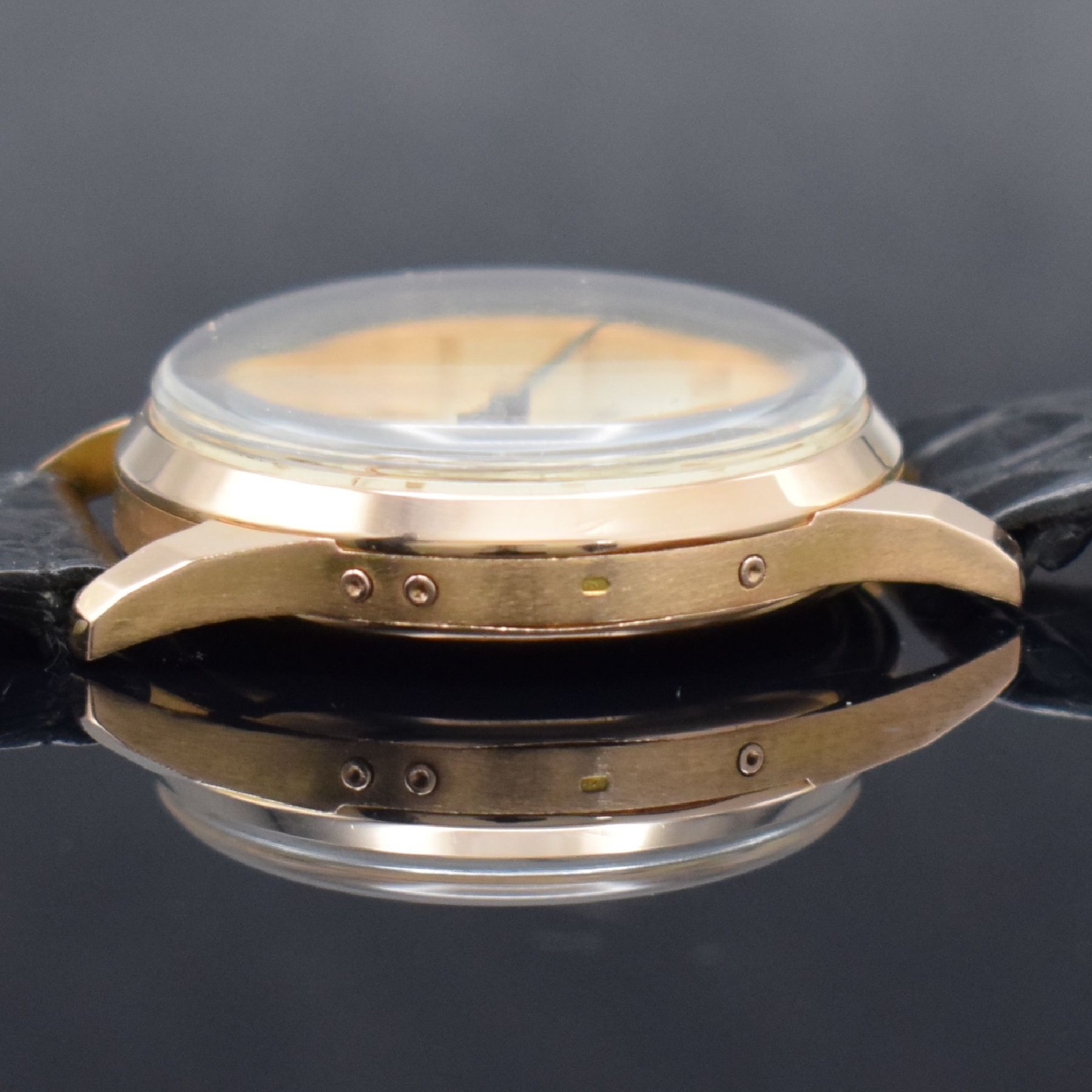 Detail j: UNIVERSAL GENEVE / TÜRLER Tri-Compax 38 mm Schaltradchronograph mit Vollkalender in RG 750/000, Schweiz um 1945, Handaufzug, 3-tlg. Geh., Boden & ...
