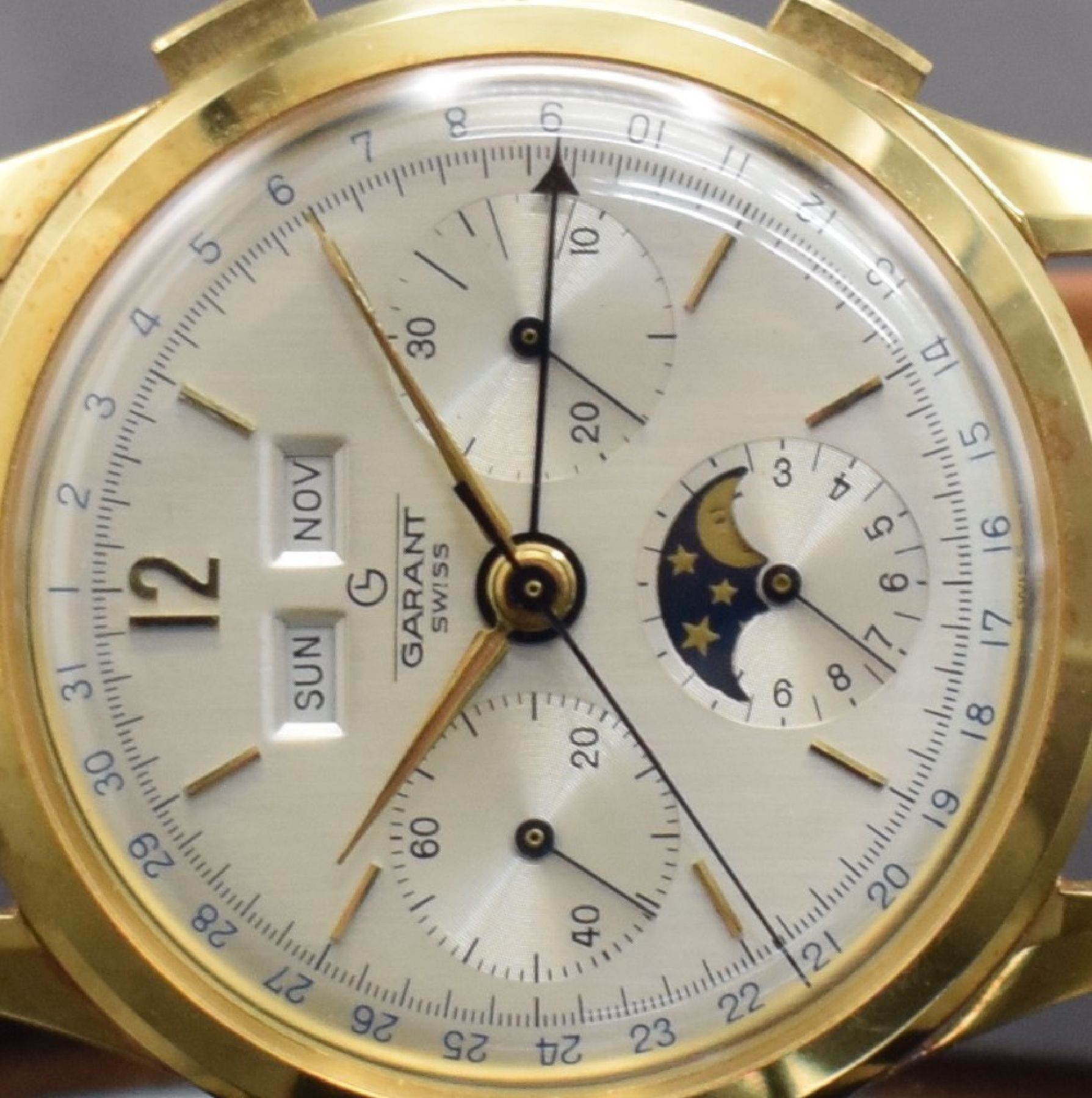 Detail b: GARANT Herrenarmbanduhr mit Vollkalender & Chronograph in GG 750/000 mit Kaliber Valjoux 72, Schweiz um 1980, 3-teil. Gehäuse sign. Mathey-Tissot, ...