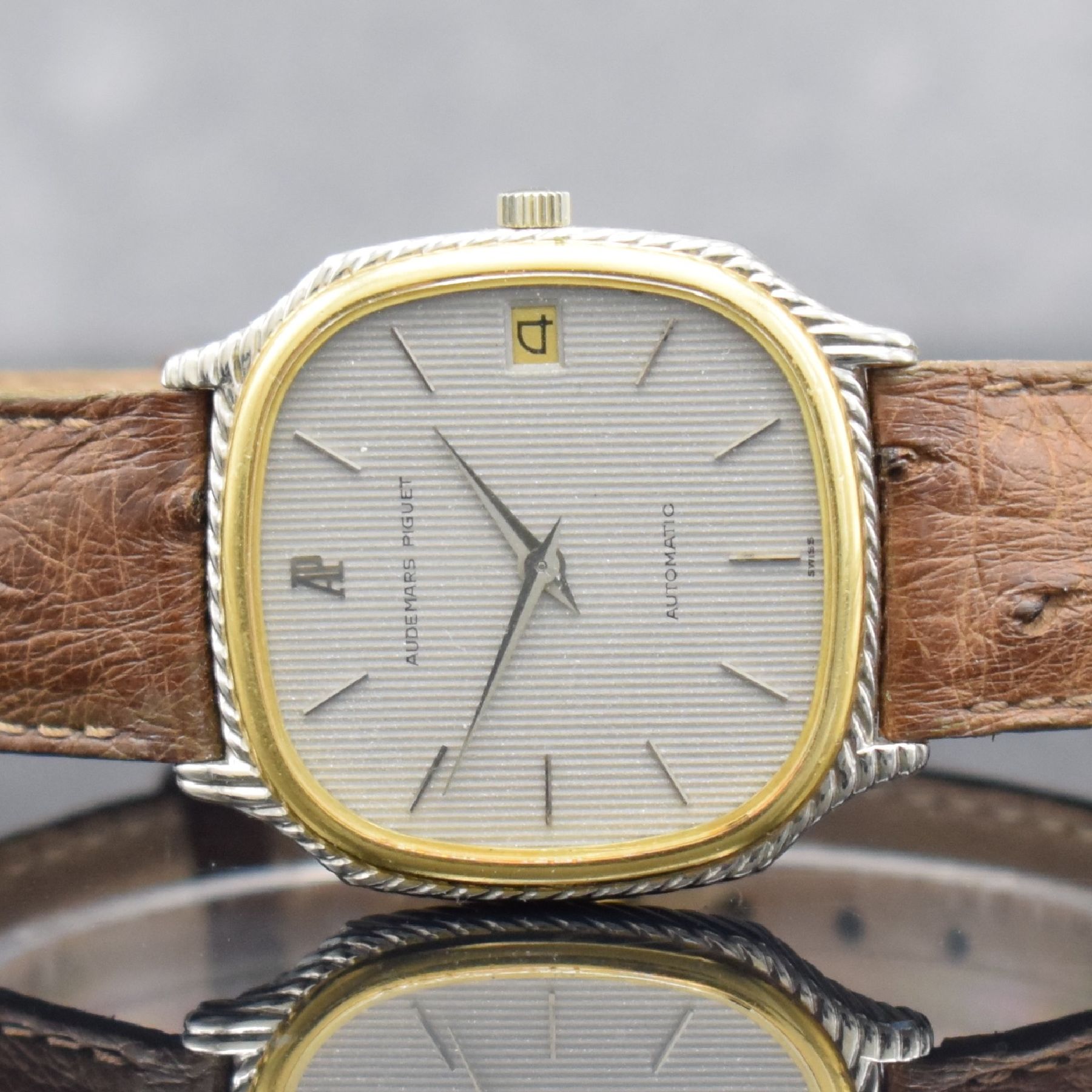 Detail a: AUDEMARS PIGUET Herrenarmbanduhr in GG/WG 750/000, Automatik, Schweiz um 1977, 3-teil. Geh., Boden 4-fach verschr., vertikal streifenguill. Zifferbl. ...