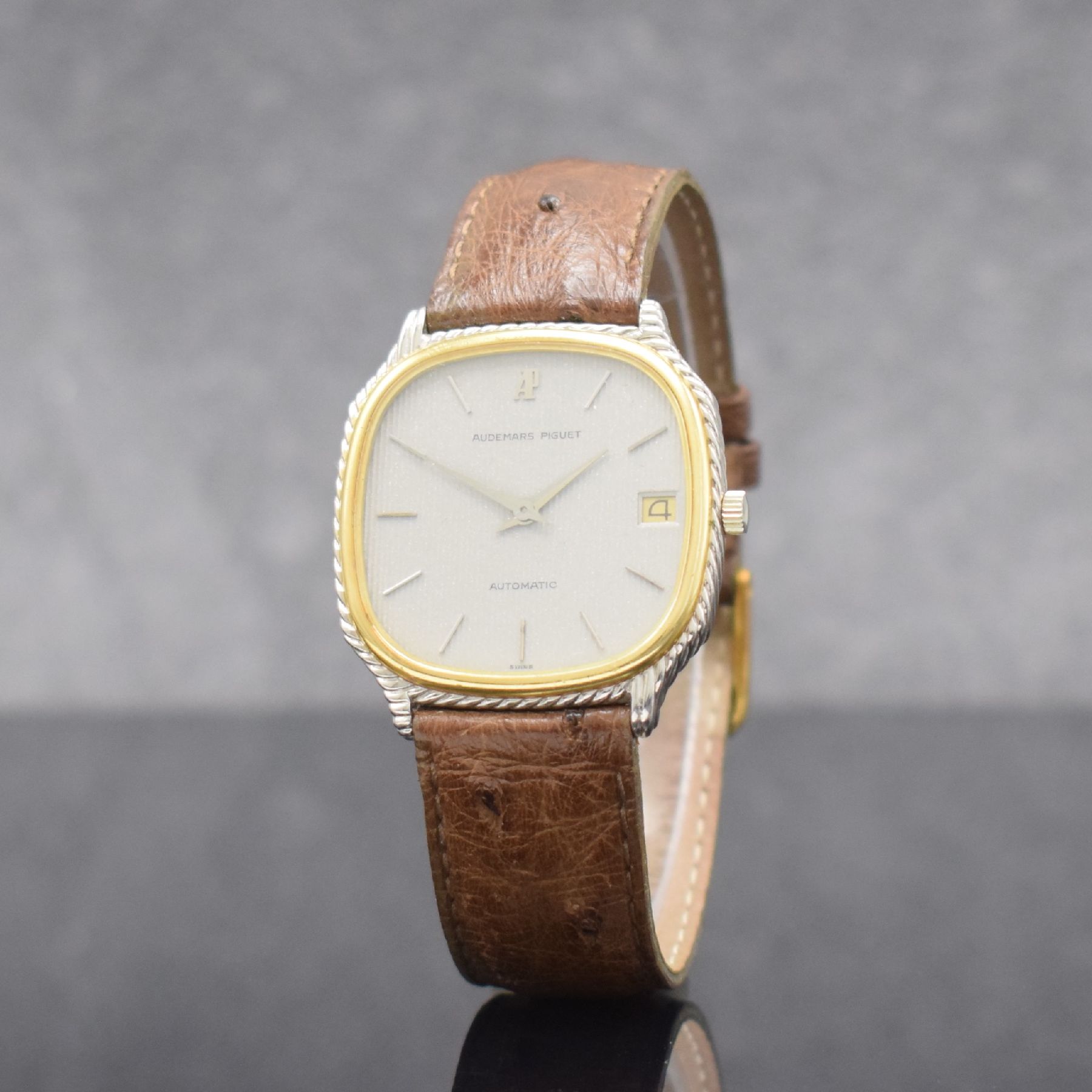 Detail b: AUDEMARS PIGUET Herrenarmbanduhr in GG/WG 750/000, Automatik, Schweiz um 1977, 3-teil. Geh., Boden 4-fach verschr., vertikal streifenguill. Zifferbl. ...
