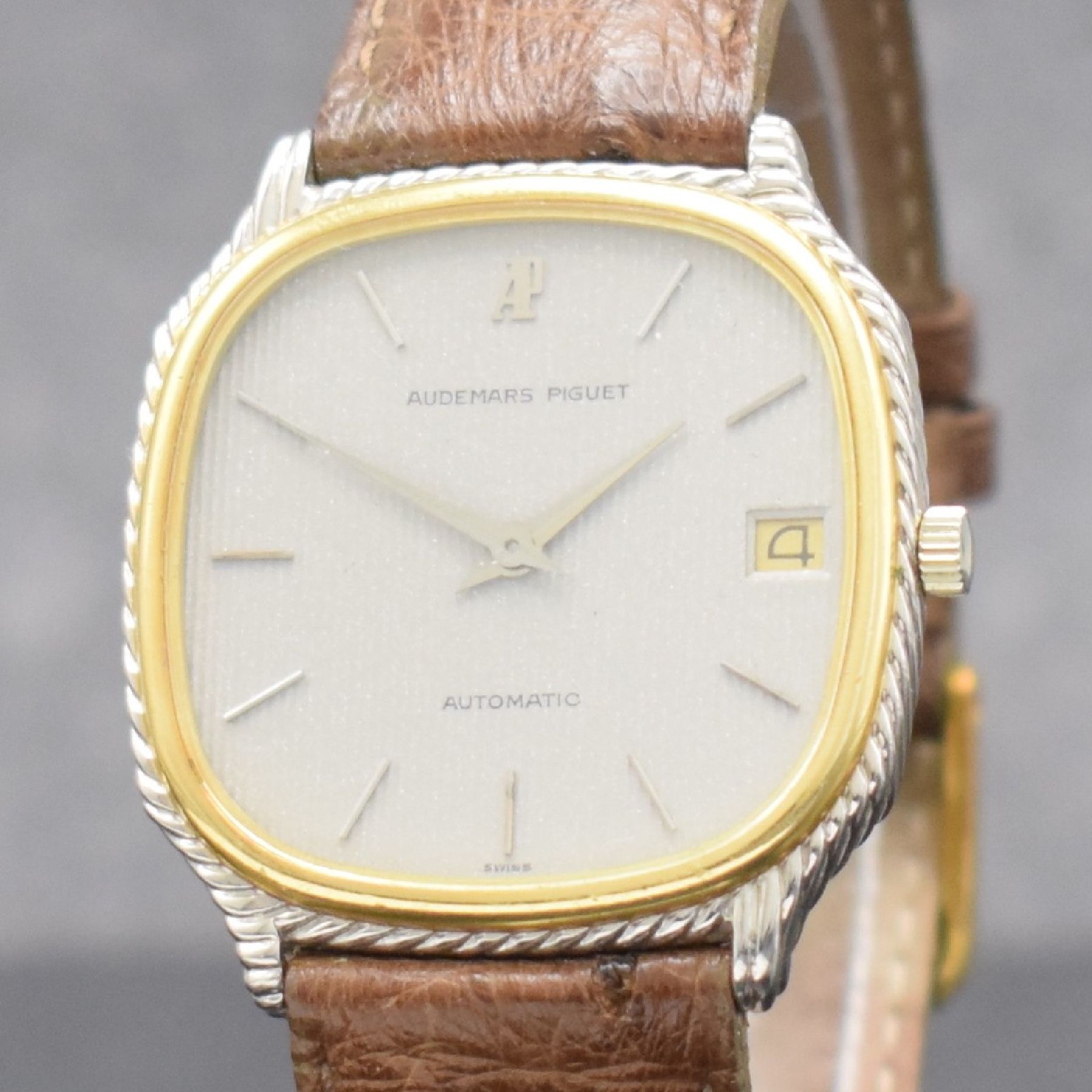 Detail c: AUDEMARS PIGUET Herrenarmbanduhr in GG/WG 750/000, Automatik, Schweiz um 1977, 3-teil. Geh., Boden 4-fach verschr., vertikal streifenguill. Zifferbl. ...