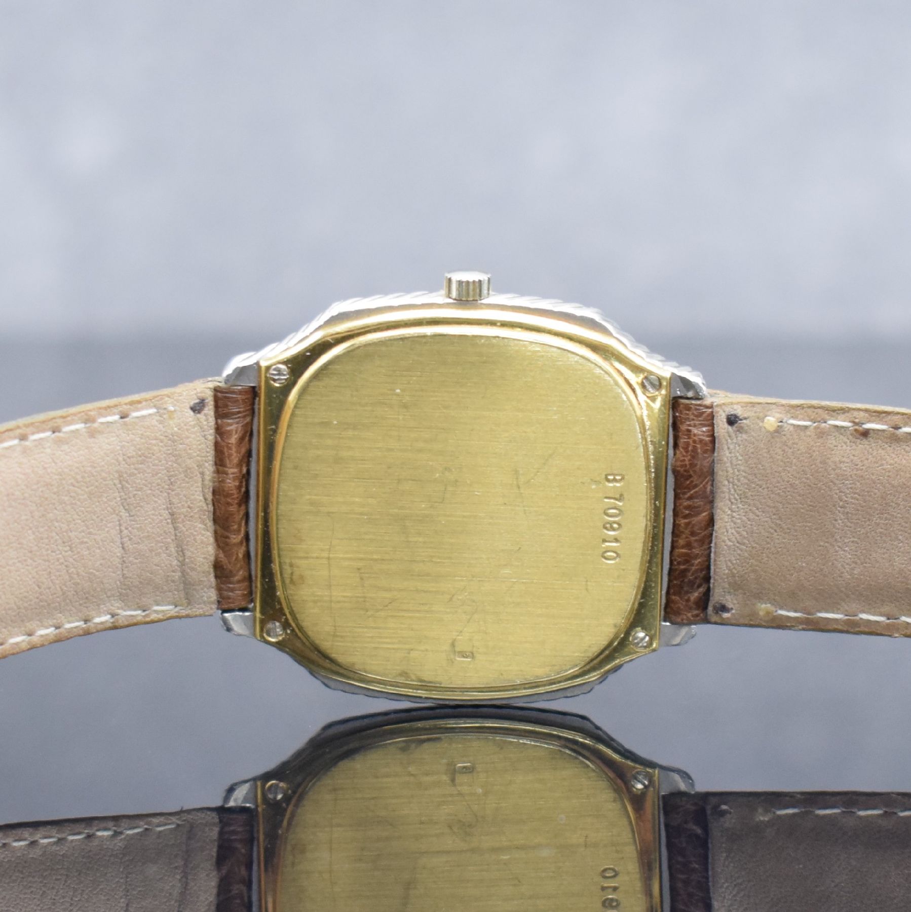 Detail d: AUDEMARS PIGUET Herrenarmbanduhr in GG/WG 750/000, Automatik, Schweiz um 1977, 3-teil. Geh., Boden 4-fach verschr., vertikal streifenguill. Zifferbl. ...