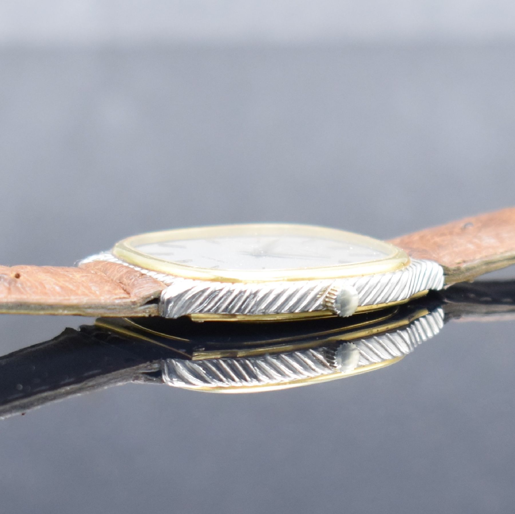 Detail e: AUDEMARS PIGUET Herrenarmbanduhr in GG/WG 750/000, Automatik, Schweiz um 1977, 3-teil. Geh., Boden 4-fach verschr., vertikal streifenguill. Zifferbl. ...