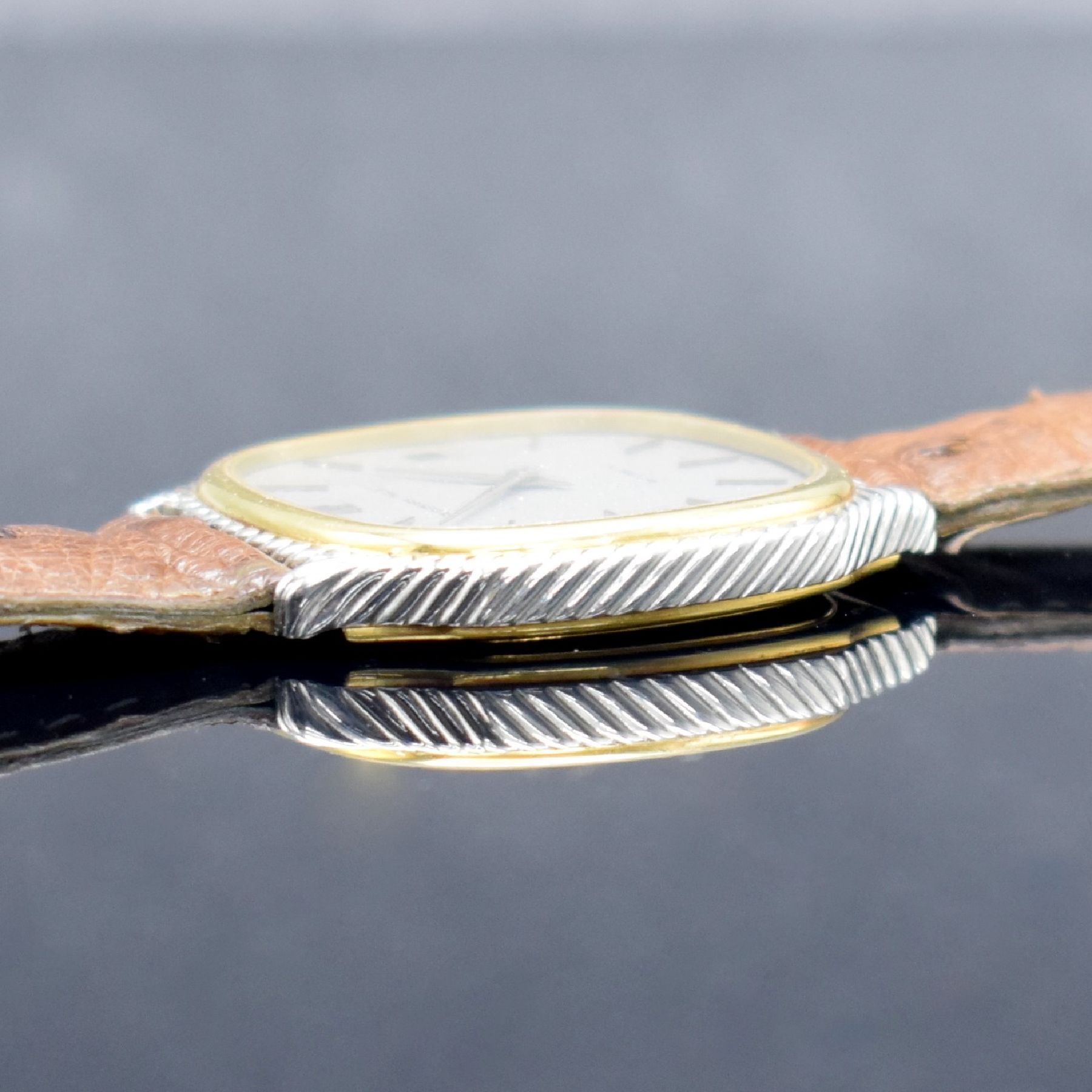 Detail f: AUDEMARS PIGUET Herrenarmbanduhr in GG/WG 750/000, Automatik, Schweiz um 1977, 3-teil. Geh., Boden 4-fach verschr., vertikal streifenguill. Zifferbl. ...