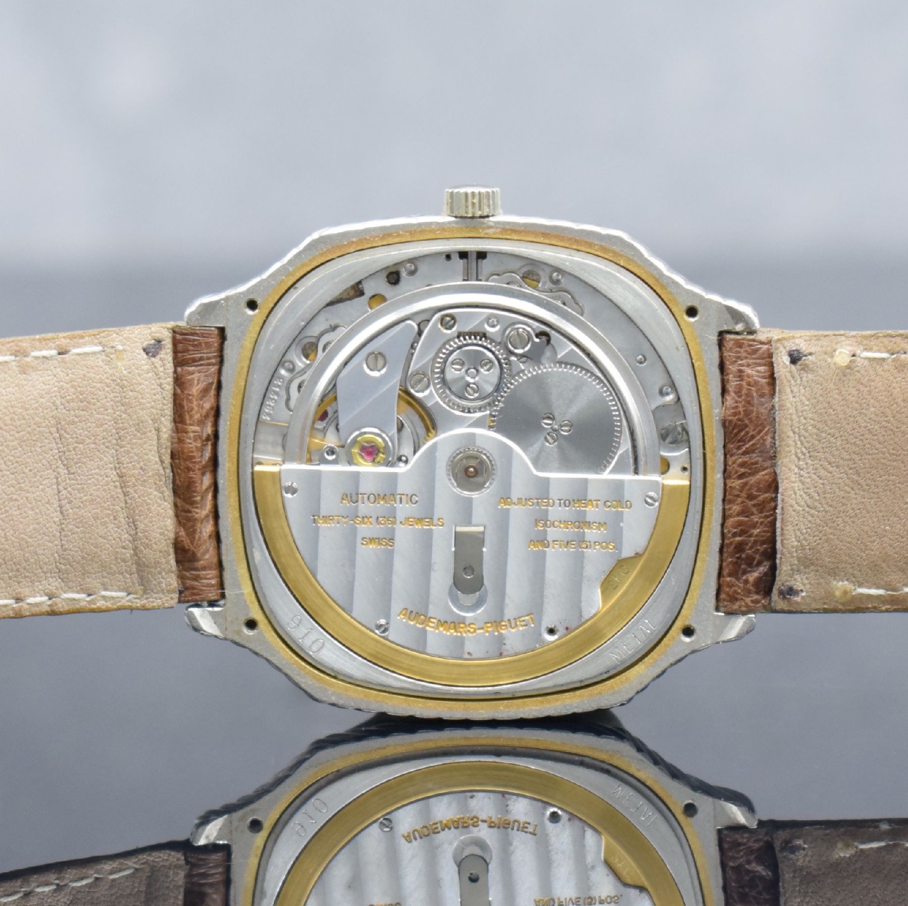Detail g: AUDEMARS PIGUET Herrenarmbanduhr in GG/WG 750/000, Automatik, Schweiz um 1977, 3-teil. Geh., Boden 4-fach verschr., vertikal streifenguill. Zifferbl. ...