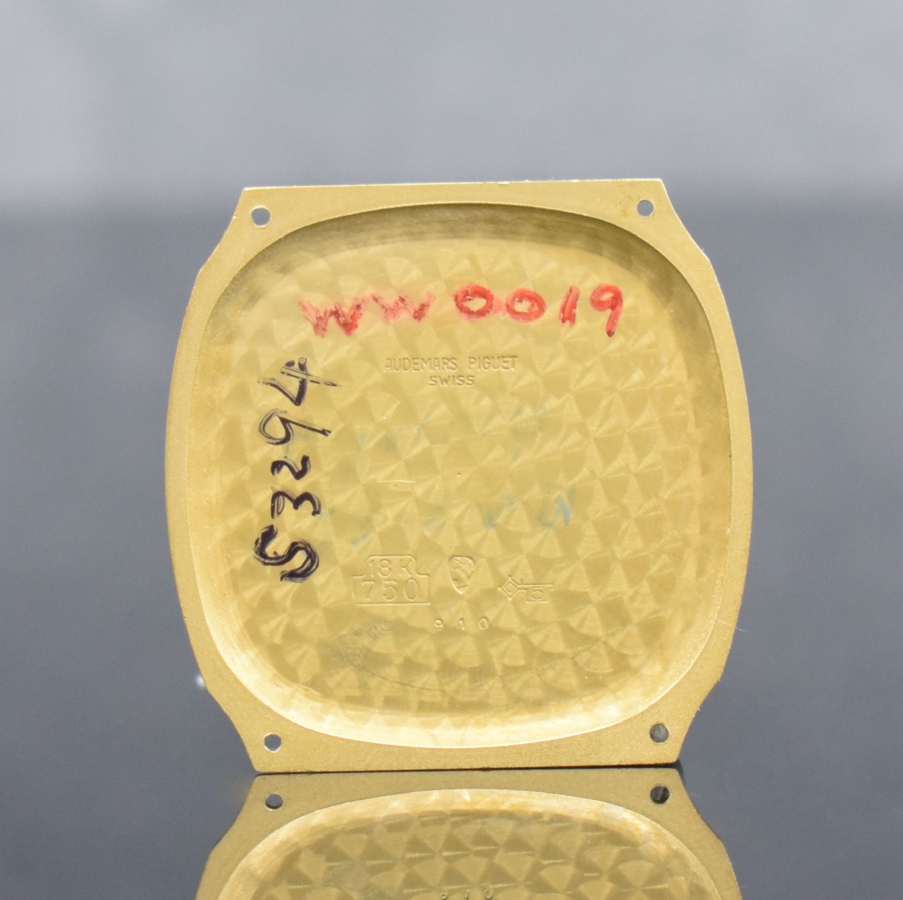 Detail h: AUDEMARS PIGUET Herrenarmbanduhr in GG/WG 750/000, Automatik, Schweiz um 1977, 3-teil. Geh., Boden 4-fach verschr., vertikal streifenguill. Zifferbl. ...