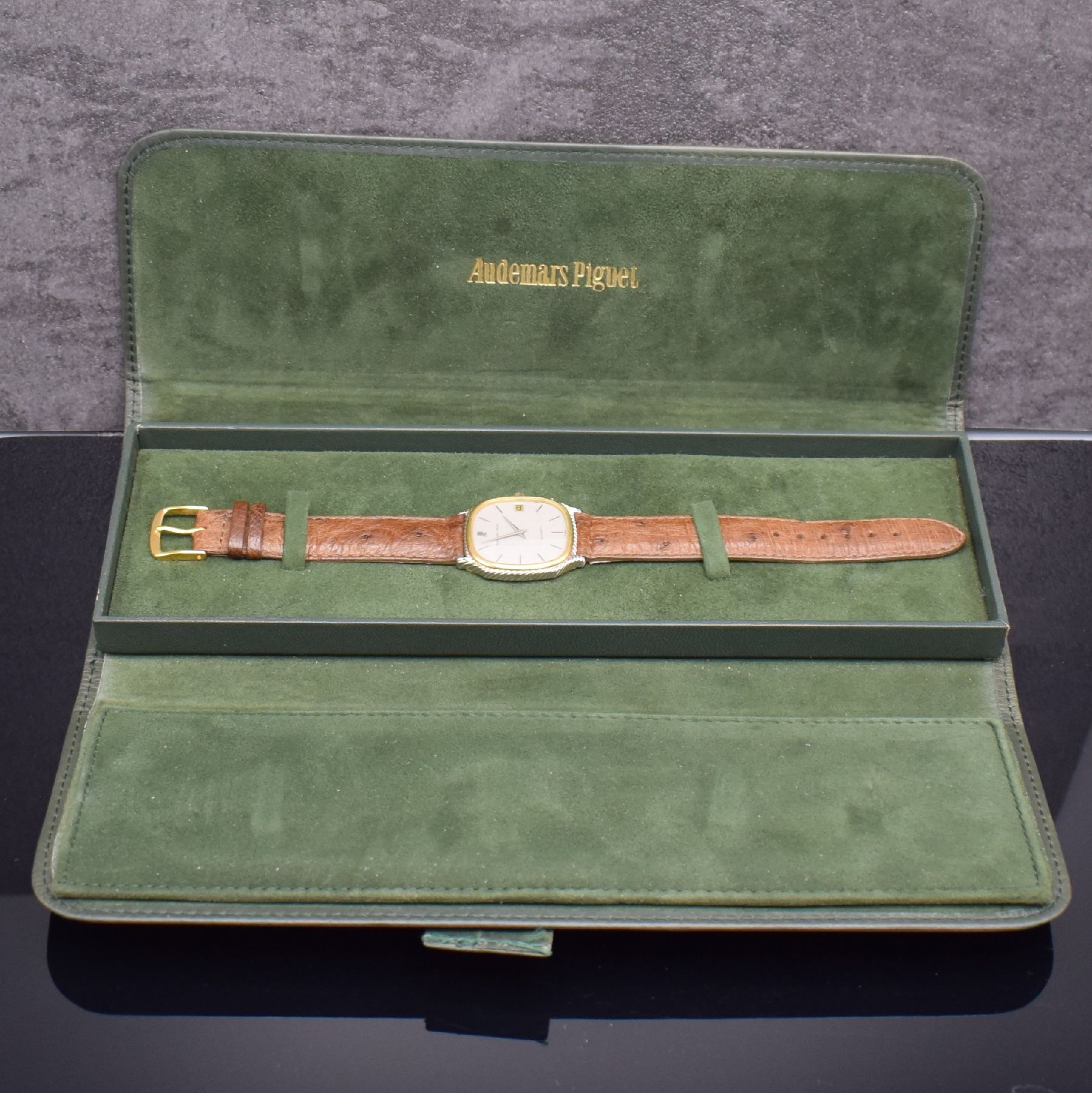 Detail i: AUDEMARS PIGUET Herrenarmbanduhr in GG/WG 750/000, Automatik, Schweiz um 1977, 3-teil. Geh., Boden 4-fach verschr., vertikal streifenguill. Zifferbl. ...