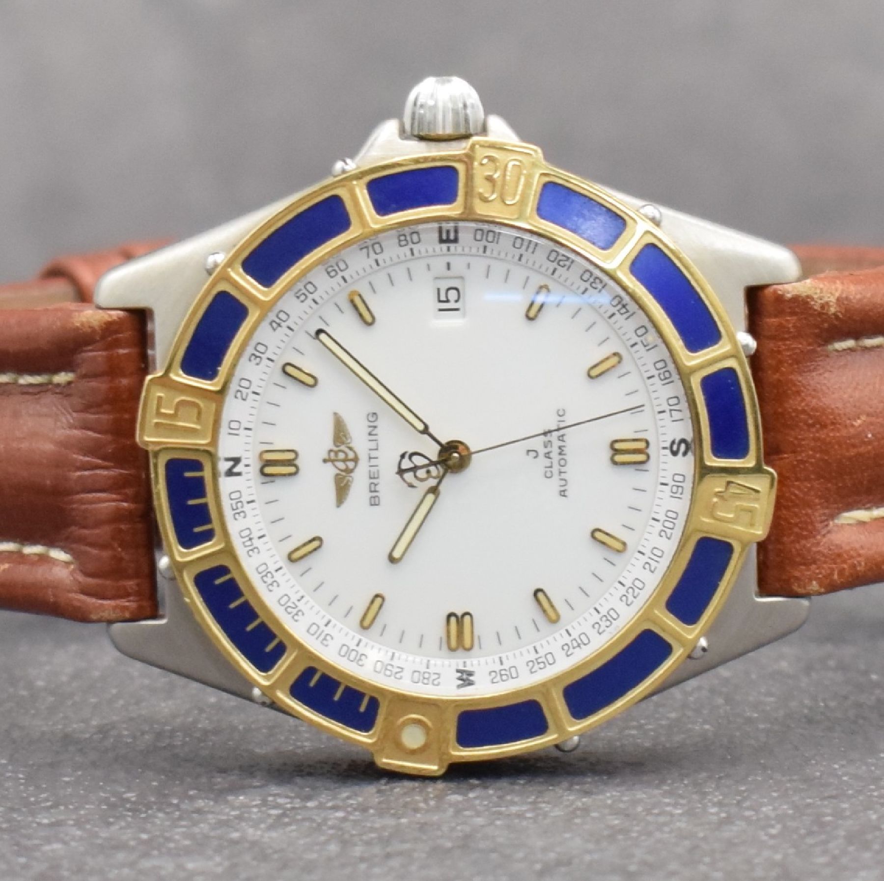 Detail a: BREITLING J-Class Herrenarmbanduhr, Schweiz um 1995, Automatik, Ref. 80250, verschraubtes Edelstahlgeh., eins. drehb. Lünette in GG, orig. Lederband ...