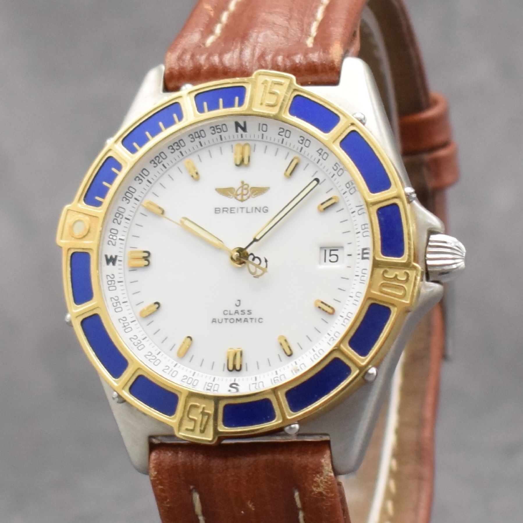 Detail c: BREITLING J-Class Herrenarmbanduhr, Schweiz um 1995, Automatik, Ref. 80250, verschraubtes Edelstahlgeh., eins. drehb. Lünette in GG, orig. Lederband ...