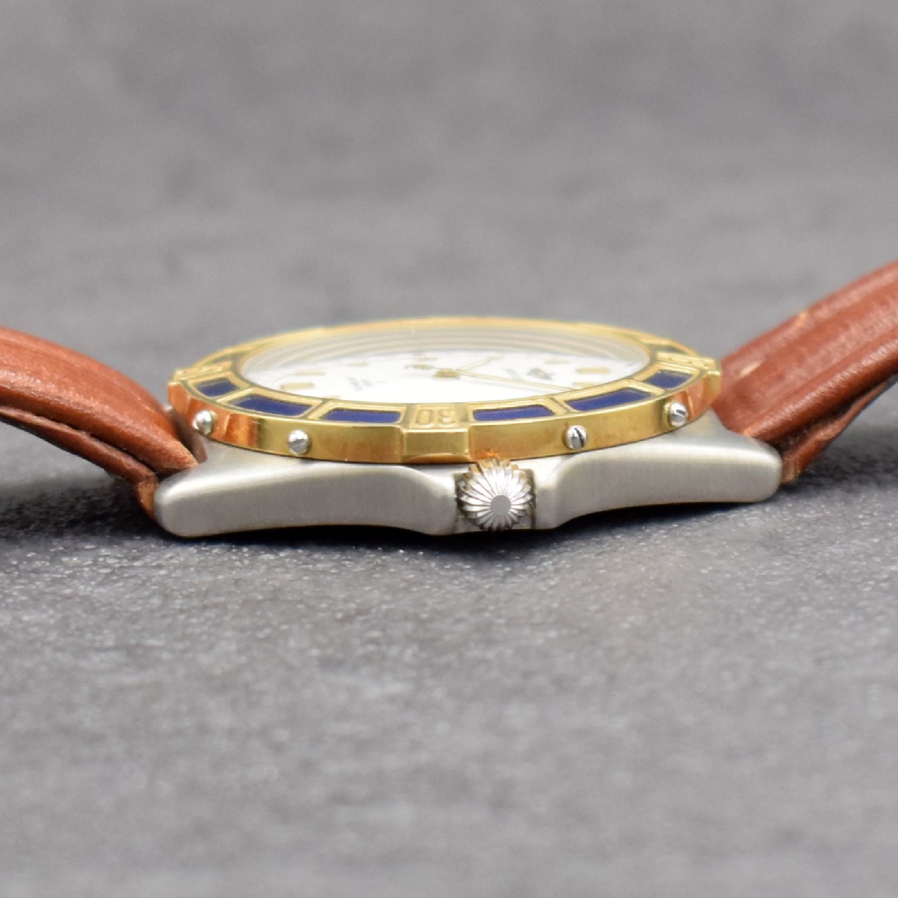 Detail d: BREITLING J-Class Herrenarmbanduhr, Schweiz um 1995, Automatik, Ref. 80250, verschraubtes Edelstahlgeh., eins. drehb. Lünette in GG, orig. Lederband ...