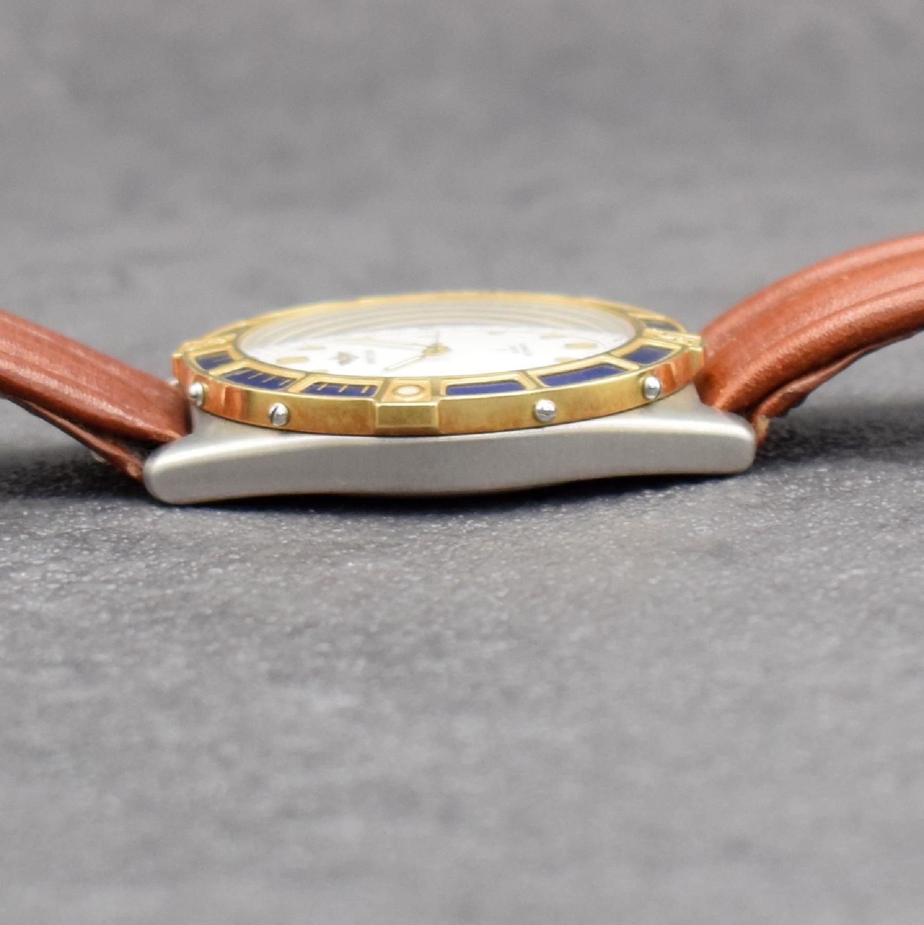 Detail e: BREITLING J-Class Herrenarmbanduhr, Schweiz um 1995, Automatik, Ref. 80250, verschraubtes Edelstahlgeh., eins. drehb. Lünette in GG, orig. Lederband ...