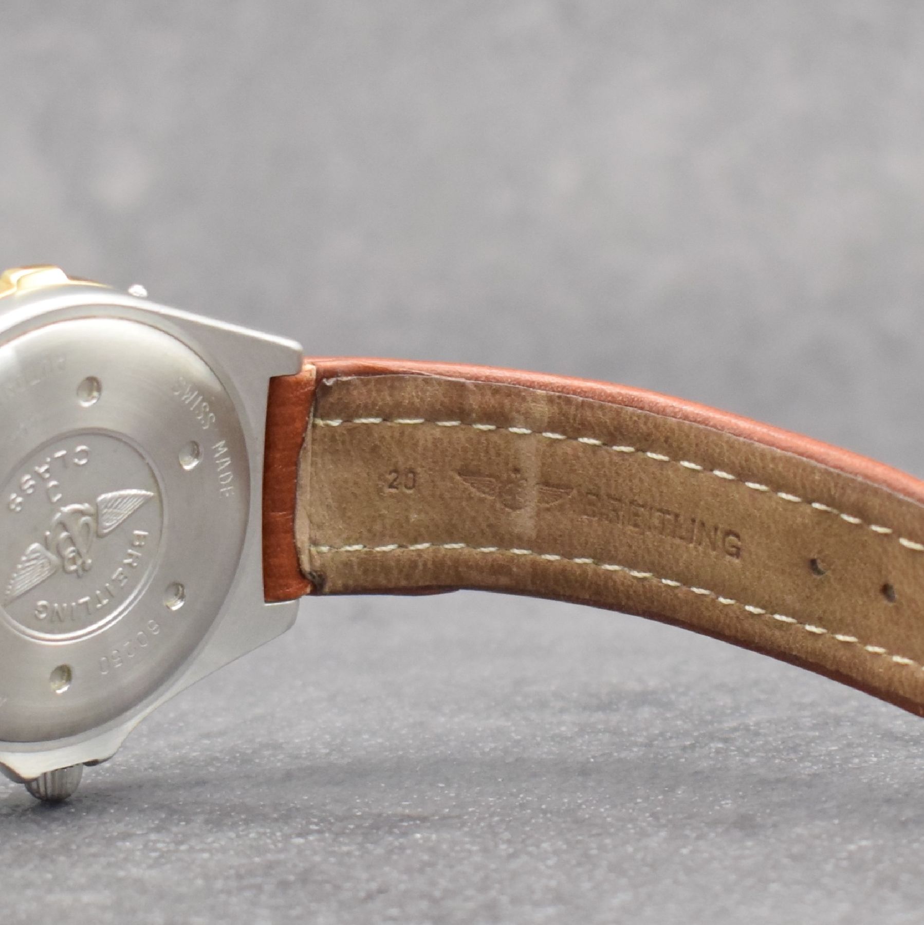 Detail h: BREITLING J-Class Herrenarmbanduhr, Schweiz um 1995, Automatik, Ref. 80250, verschraubtes Edelstahlgeh., eins. drehb. Lünette in GG, orig. Lederband ...
