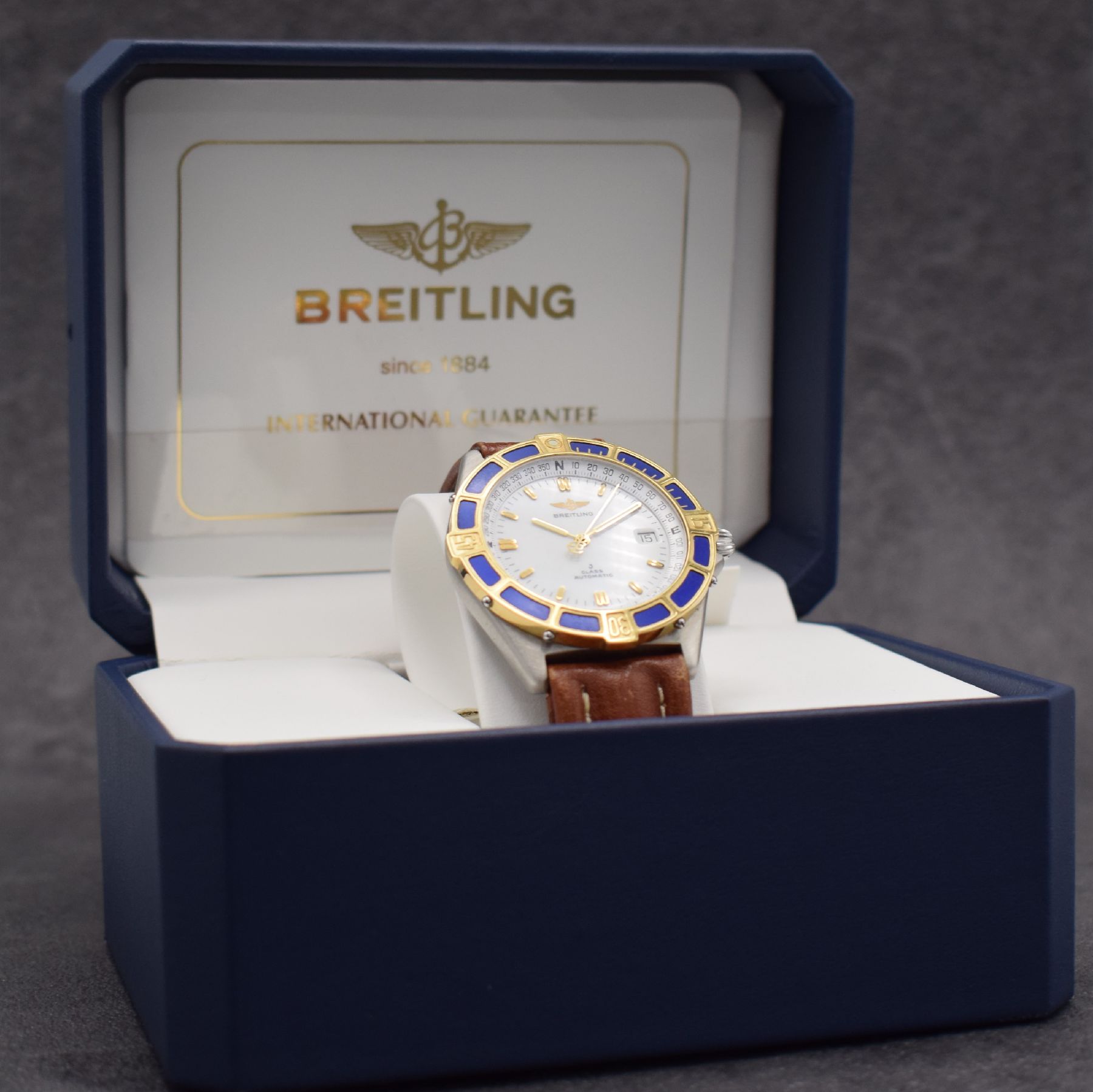 Detail i: BREITLING J-Class Herrenarmbanduhr, Schweiz um 1995, Automatik, Ref. 80250, verschraubtes Edelstahlgeh., eins. drehb. Lünette in GG, orig. Lederband ...