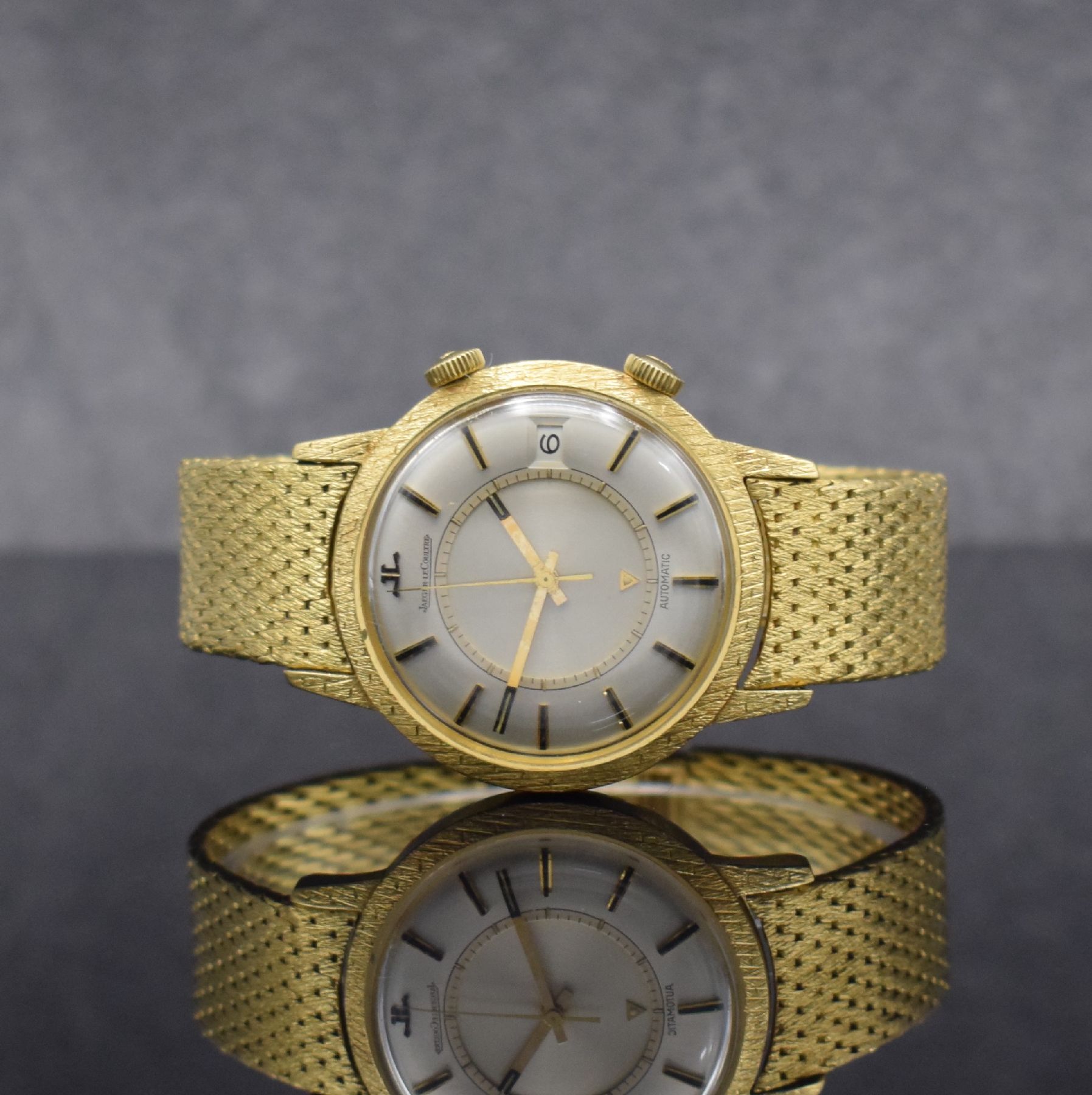 Jaeger-LeCoultre Armbandwecker in GG 750/000, Schweiz um 1965, Hammerautomatik, massives Geh., Lünette & Bandanstöße später ziseliert, neutr. ...