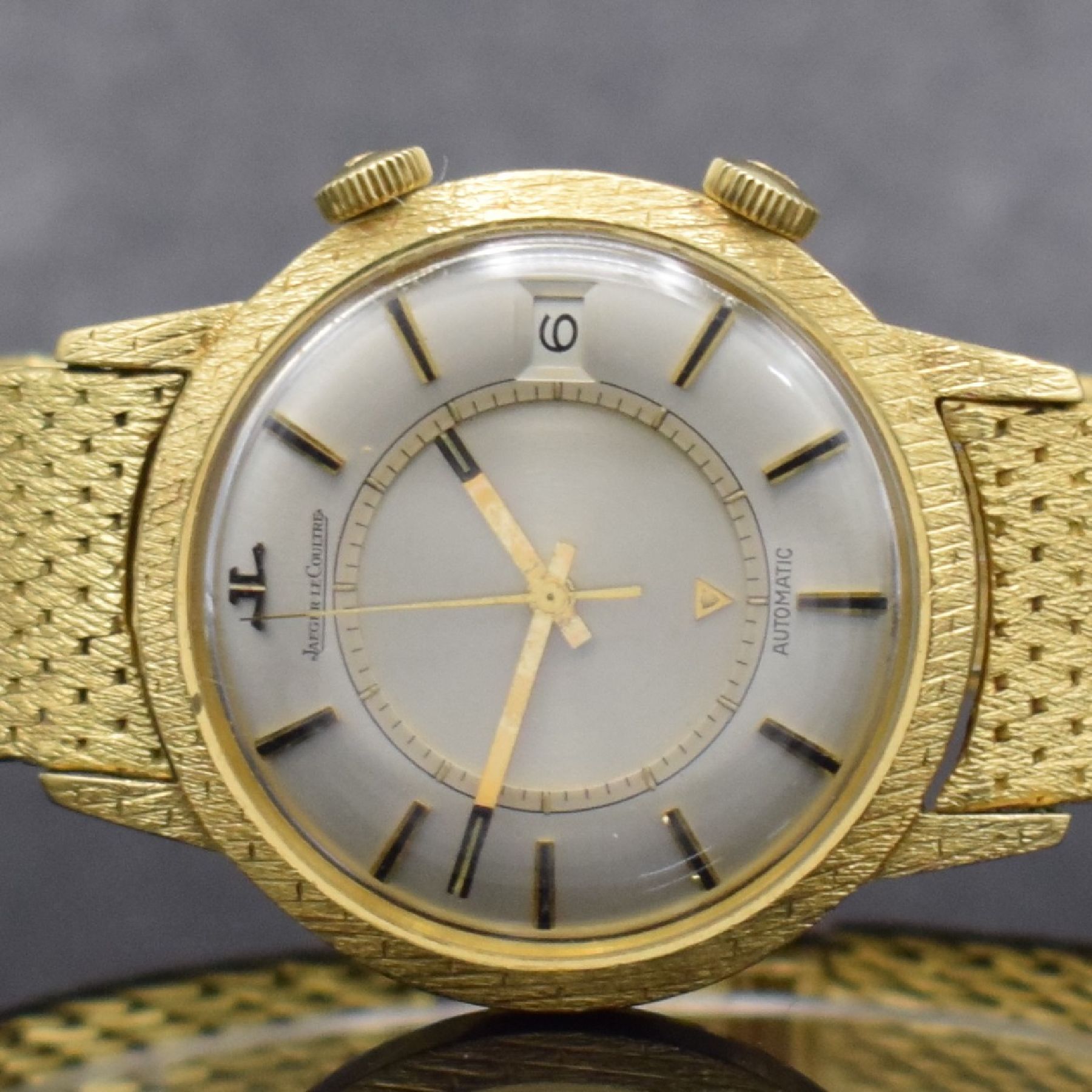 Detail a: Jaeger-LeCoultre Armbandwecker in GG 750/000, Schweiz um 1965, Hammerautomatik, massives Geh., Lünette & Bandanstöße später ziseliert, neutr. ...