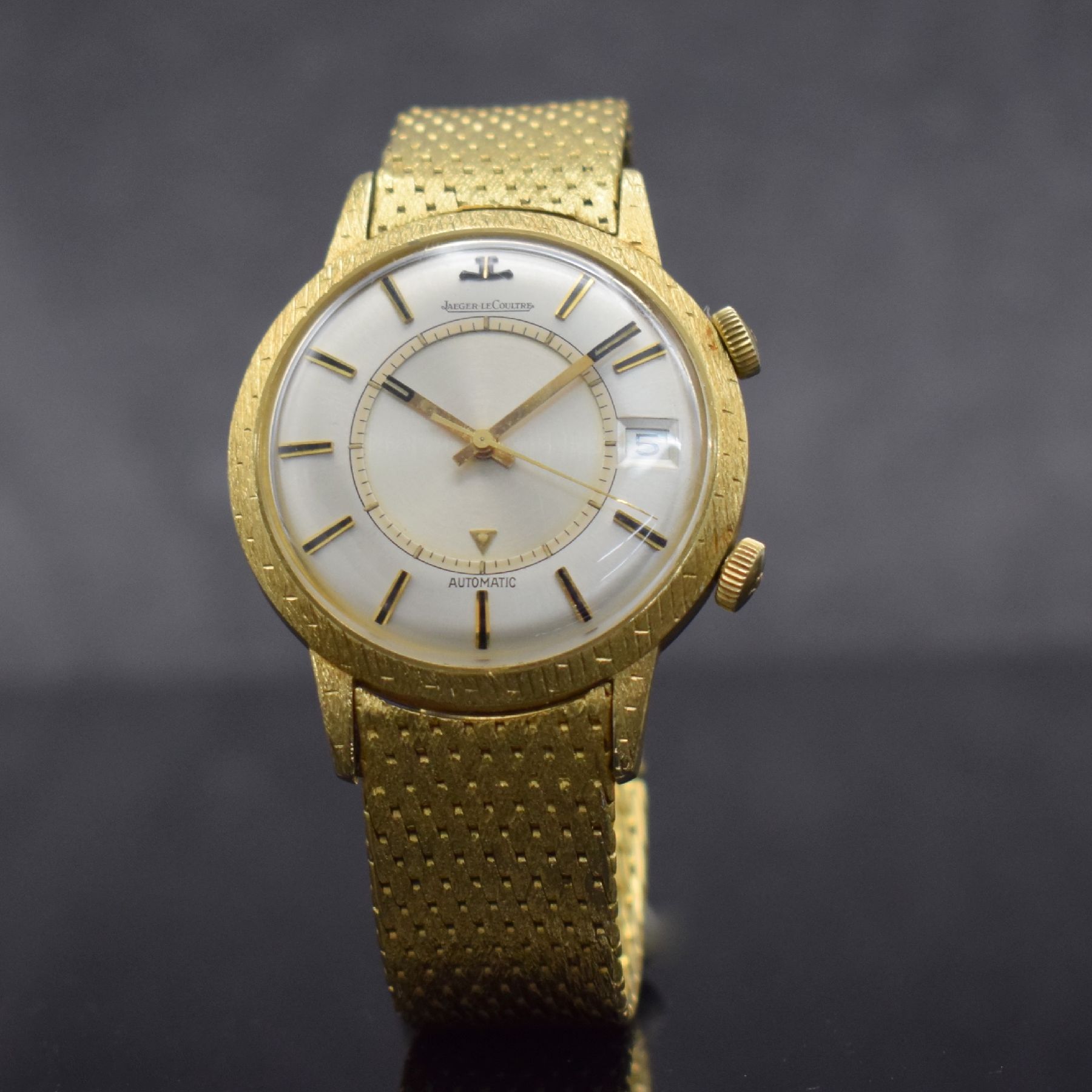 Detail b: Jaeger-LeCoultre Armbandwecker in GG 750/000, Schweiz um 1965, Hammerautomatik, massives Geh., Lünette & Bandanstöße später ziseliert, neutr. ...