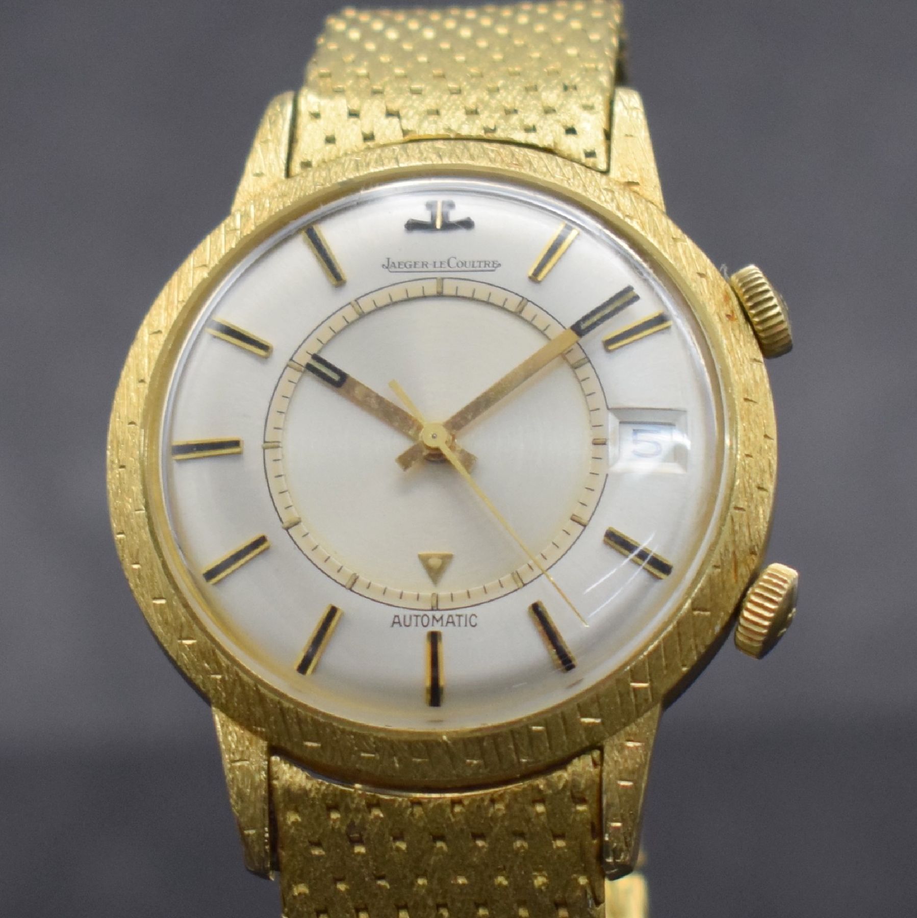 Detail c: Jaeger-LeCoultre Armbandwecker in GG 750/000, Schweiz um 1965, Hammerautomatik, massives Geh., Lünette & Bandanstöße später ziseliert, neutr. ...