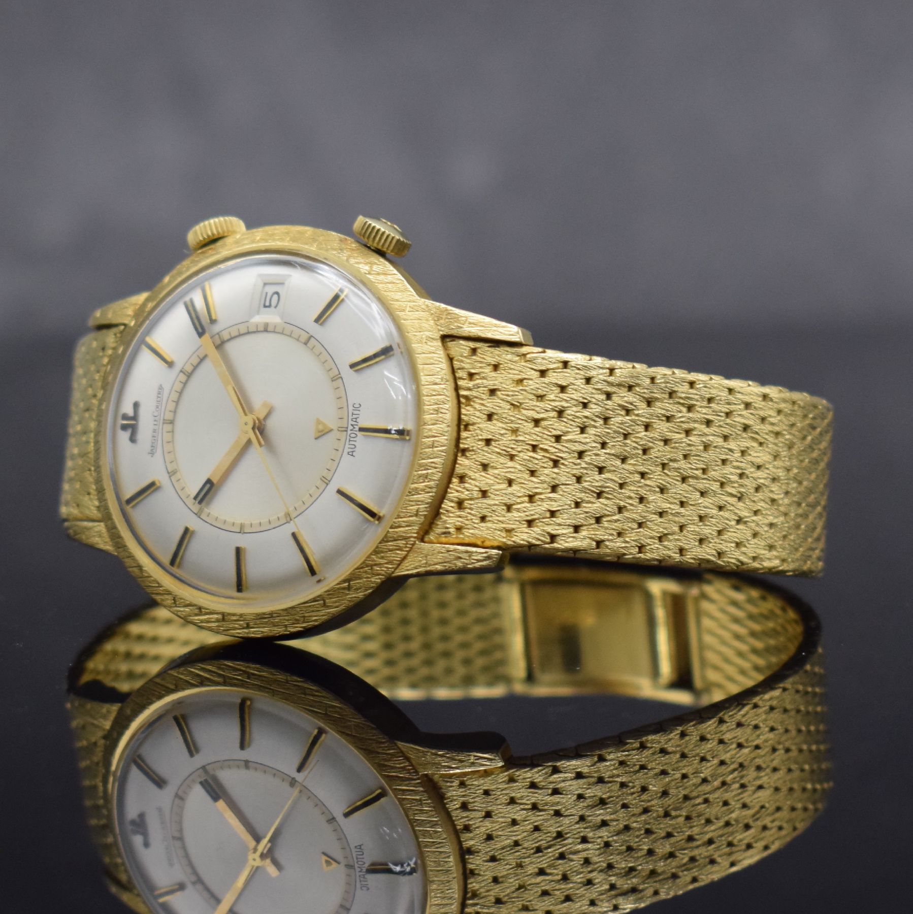 Detail d: Jaeger-LeCoultre Armbandwecker in GG 750/000, Schweiz um 1965, Hammerautomatik, massives Geh., Lünette & Bandanstöße später ziseliert, neutr. ...