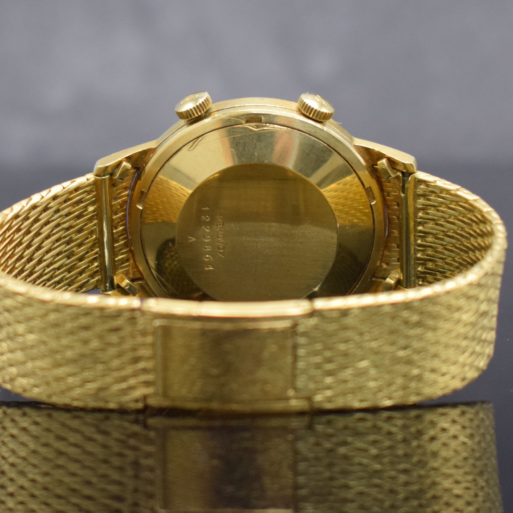 Detail e: Jaeger-LeCoultre Armbandwecker in GG 750/000, Schweiz um 1965, Hammerautomatik, massives Geh., Lünette & Bandanstöße später ziseliert, neutr. ...