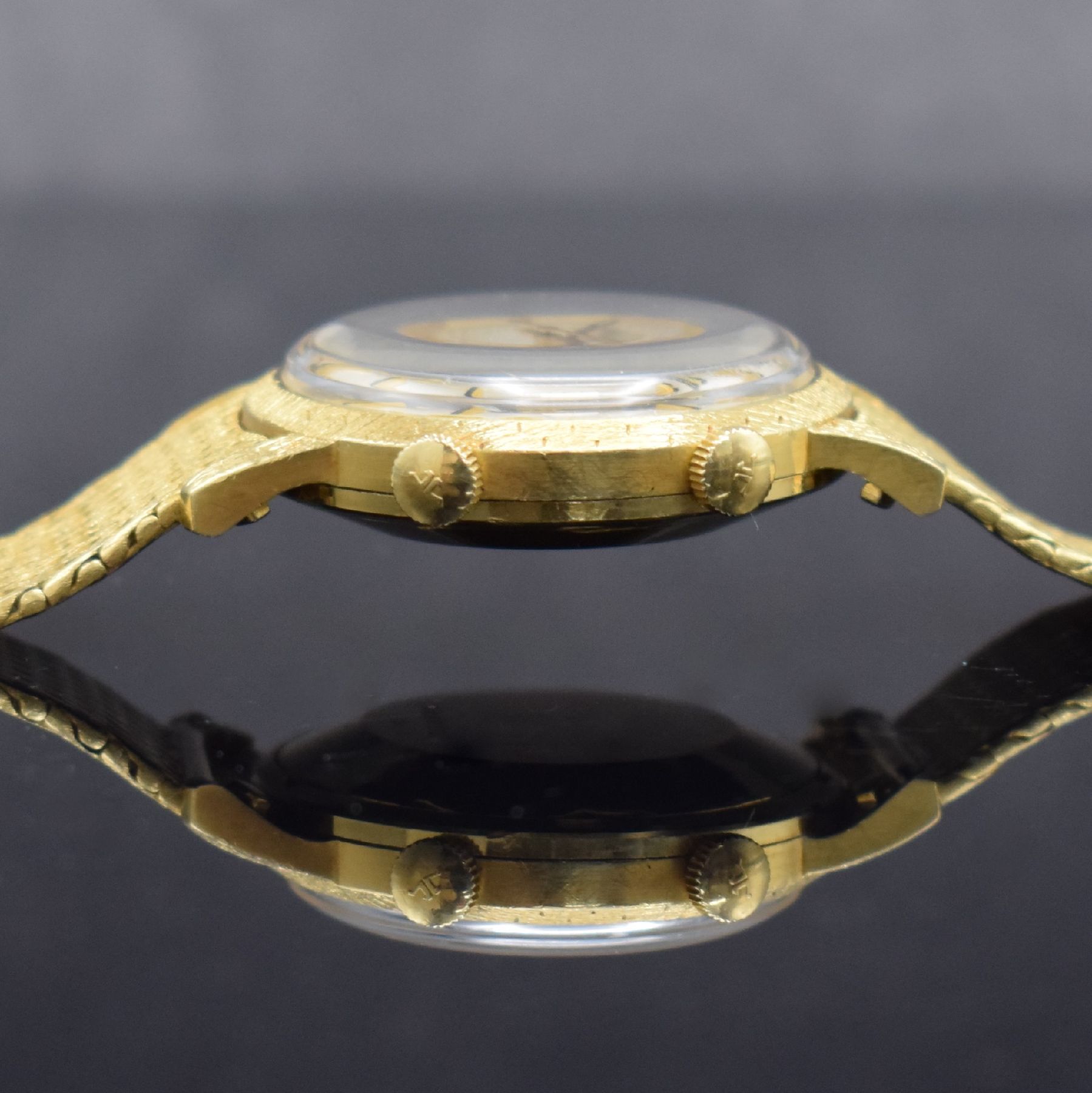 Detail g: Jaeger-LeCoultre Armbandwecker in GG 750/000, Schweiz um 1965, Hammerautomatik, massives Geh., Lünette & Bandanstöße später ziseliert, neutr. ...