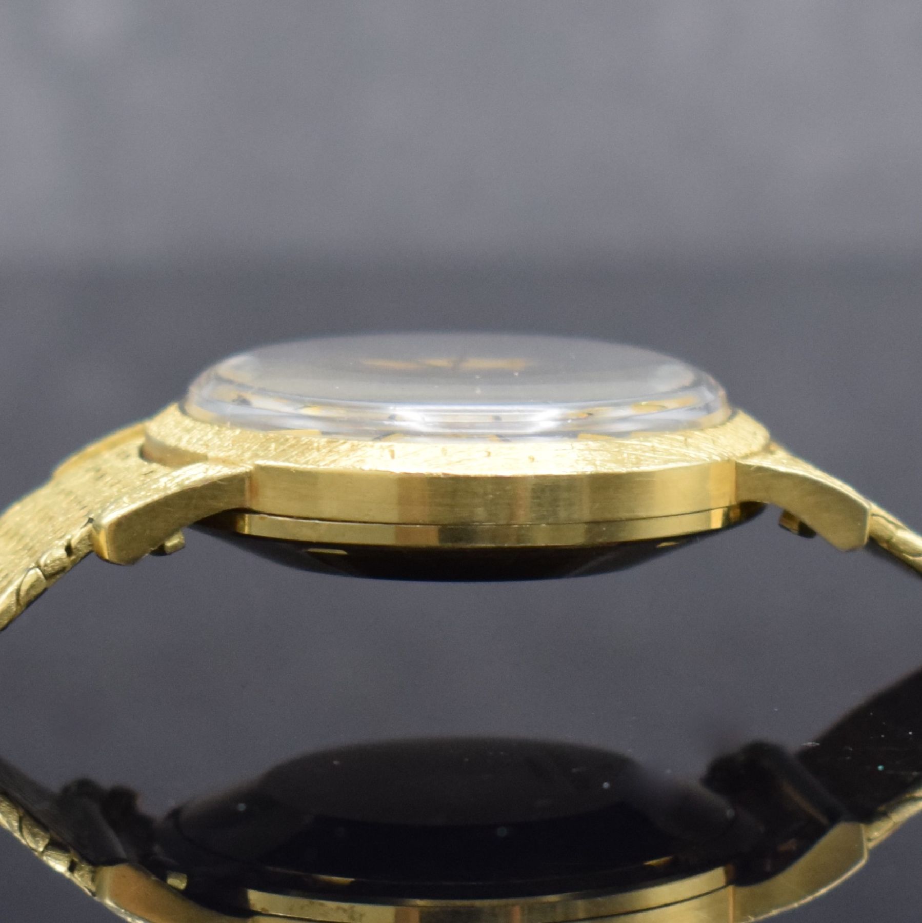 Detail h: Jaeger-LeCoultre Armbandwecker in GG 750/000, Schweiz um 1965, Hammerautomatik, massives Geh., Lünette & Bandanstöße später ziseliert, neutr. ...