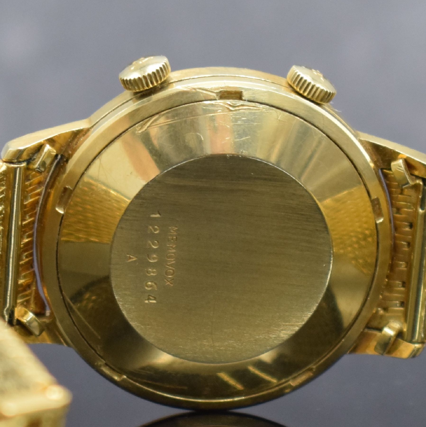 Detail i: Jaeger-LeCoultre Armbandwecker in GG 750/000, Schweiz um 1965, Hammerautomatik, massives Geh., Lünette & Bandanstöße später ziseliert, neutr. ...