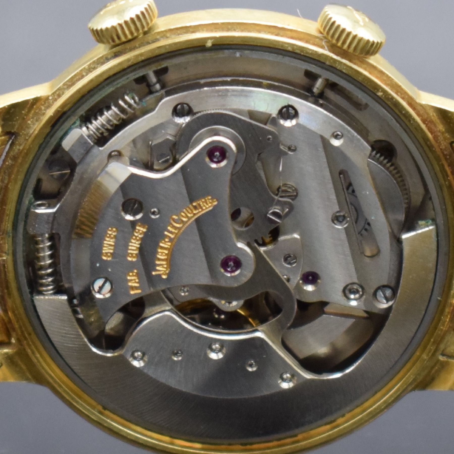 Detail k: Jaeger-LeCoultre Armbandwecker in GG 750/000, Schweiz um 1965, Hammerautomatik, massives Geh., Lünette & Bandanstöße später ziseliert, neutr. ...