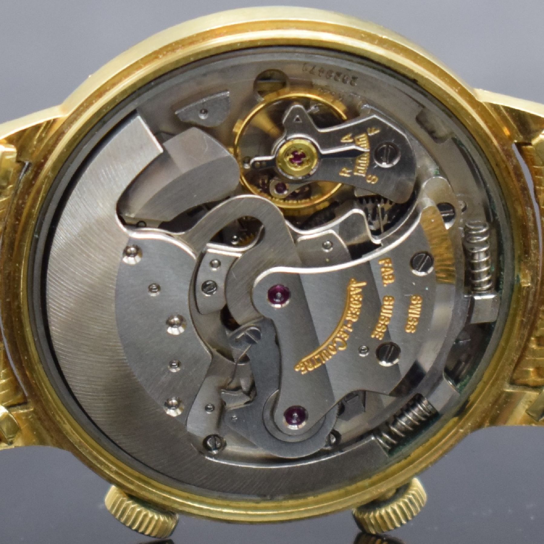 Detail l: Jaeger-LeCoultre Armbandwecker in GG 750/000, Schweiz um 1965, Hammerautomatik, massives Geh., Lünette & Bandanstöße später ziseliert, neutr. ...