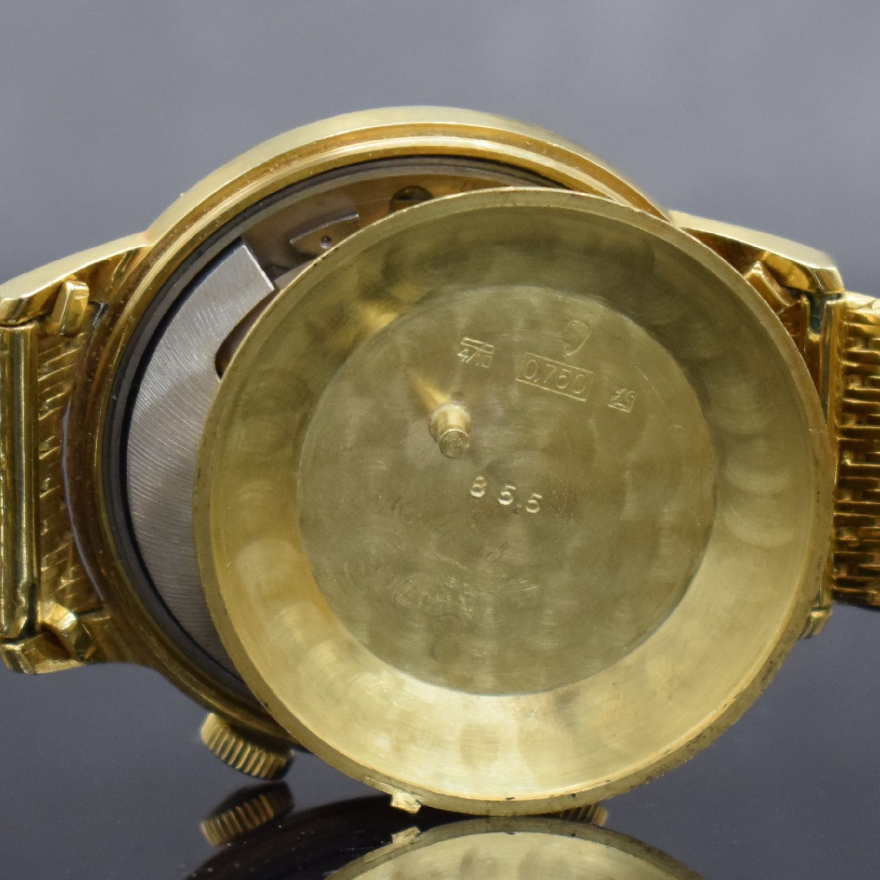Detail m: Jaeger-LeCoultre Armbandwecker in GG 750/000, Schweiz um 1965, Hammerautomatik, massives Geh., Lünette & Bandanstöße später ziseliert, neutr. ...