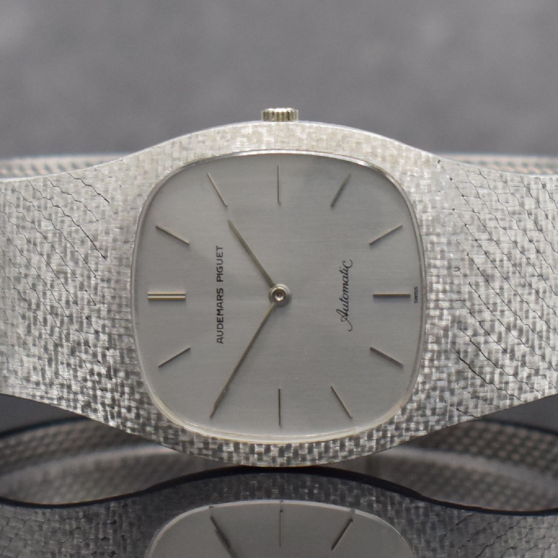 Detail a: AUDEMARS PIGUET feine Herrenarmbanduhr in WG 750/000, Automatik, Schweiz um 1970, 2-teil. Geh., Boden aufgedr., Milanaiseband, vers. Zifferbl. m. ...