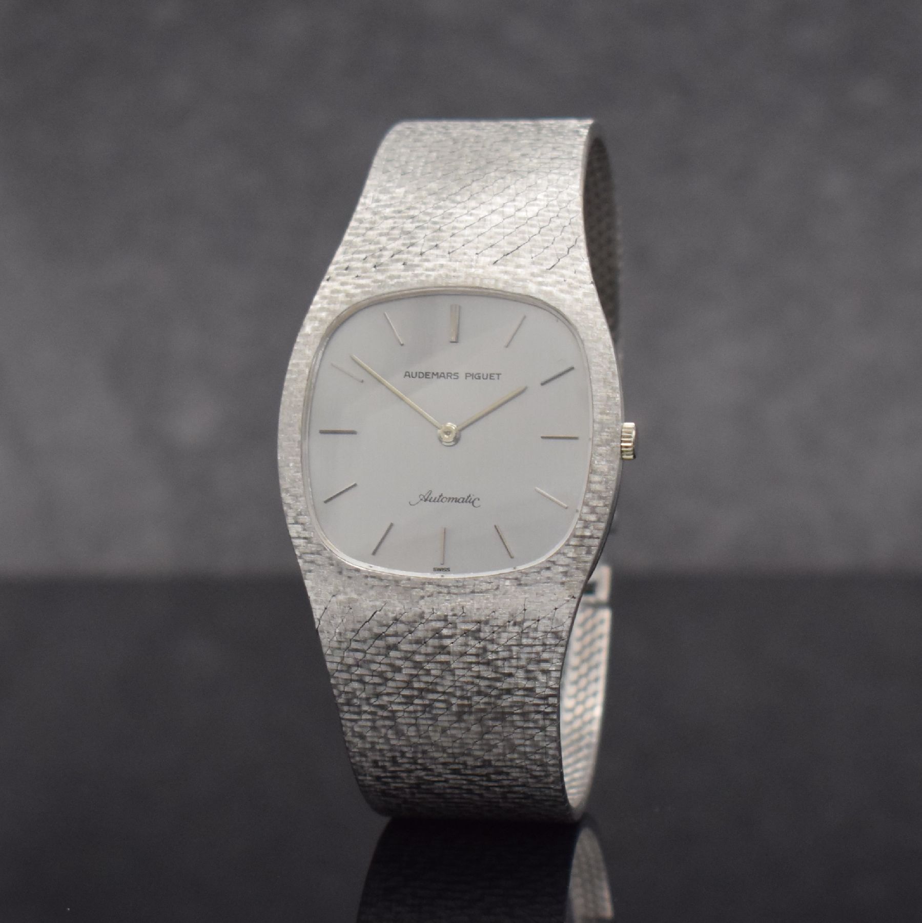 Detail b: AUDEMARS PIGUET feine Herrenarmbanduhr in WG 750/000, Automatik, Schweiz um 1970, 2-teil. Geh., Boden aufgedr., Milanaiseband, vers. Zifferbl. m. ...
