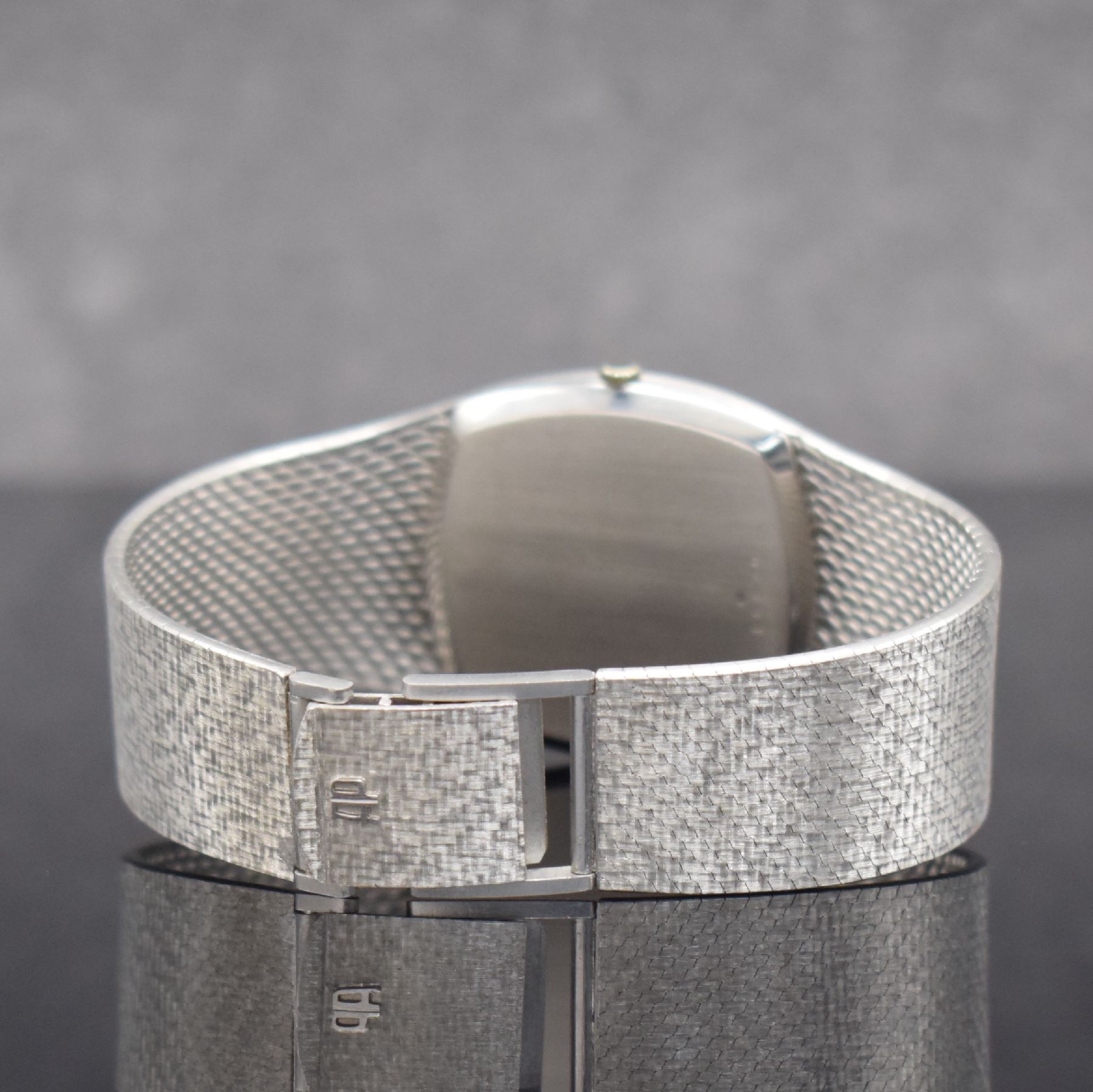 Detail d: AUDEMARS PIGUET feine Herrenarmbanduhr in WG 750/000, Automatik, Schweiz um 1970, 2-teil. Geh., Boden aufgedr., Milanaiseband, vers. Zifferbl. m. ...