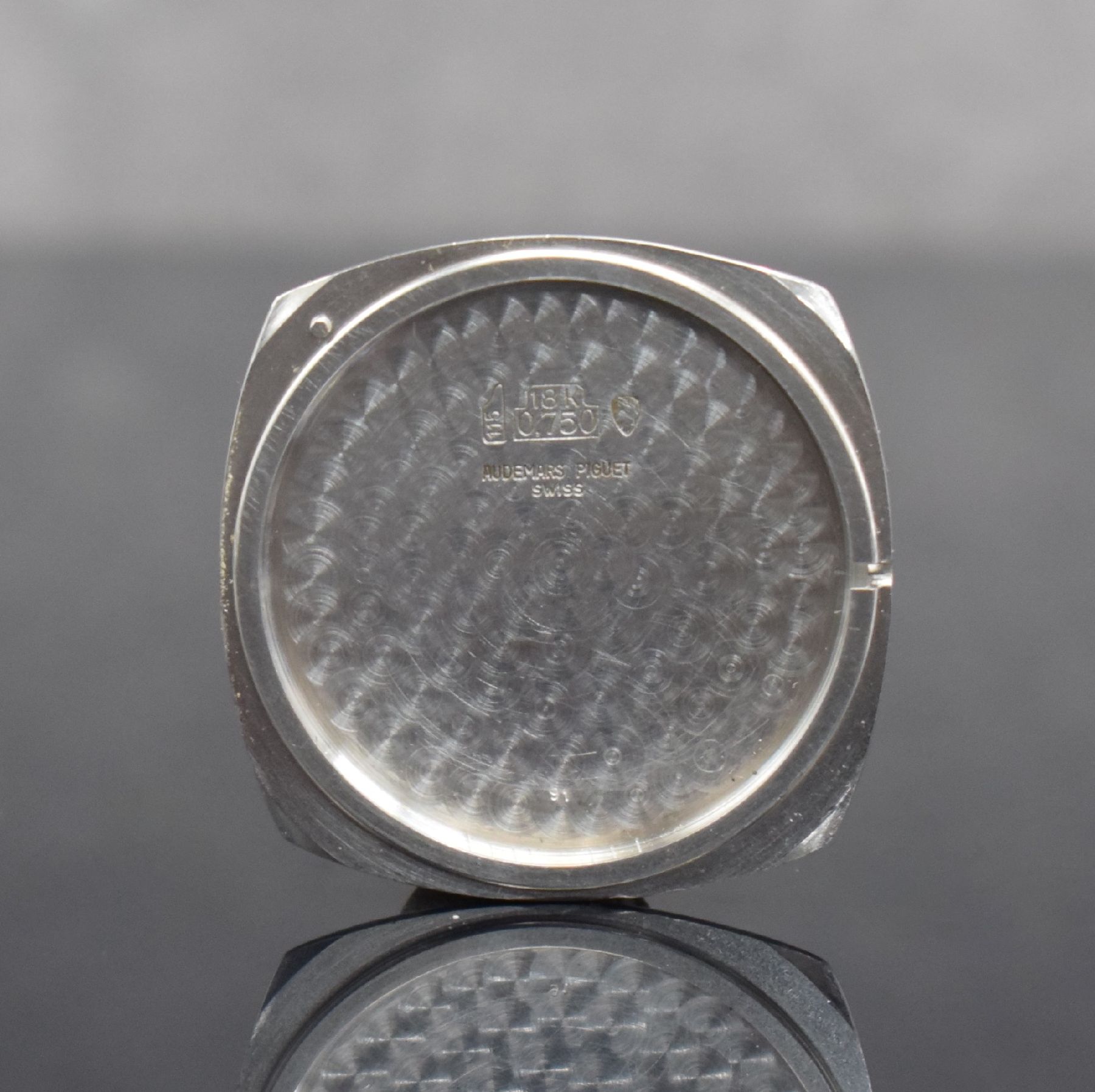 Detail j: AUDEMARS PIGUET feine Herrenarmbanduhr in WG 750/000, Automatik, Schweiz um 1970, 2-teil. Geh., Boden aufgedr., Milanaiseband, vers. Zifferbl. m. ...
