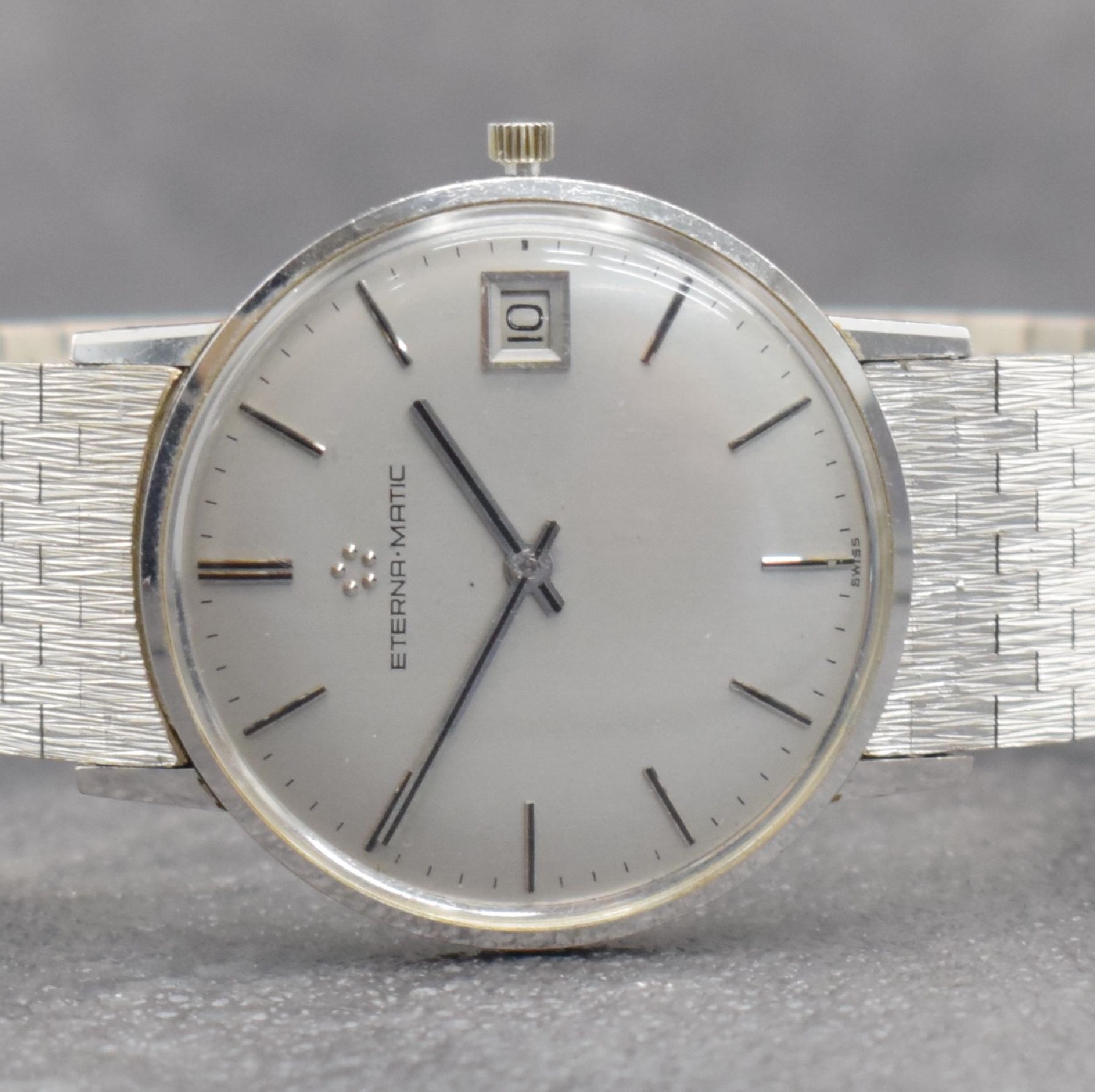 Detail a: ETERNA-MATIC Herrenarmbanduhr in WG 750/000, Schweiz um 1965, Automatik, Boden aufgedr., inkl. Band in WG 750/000, silb. Zifferbl. m. aufges. ...
