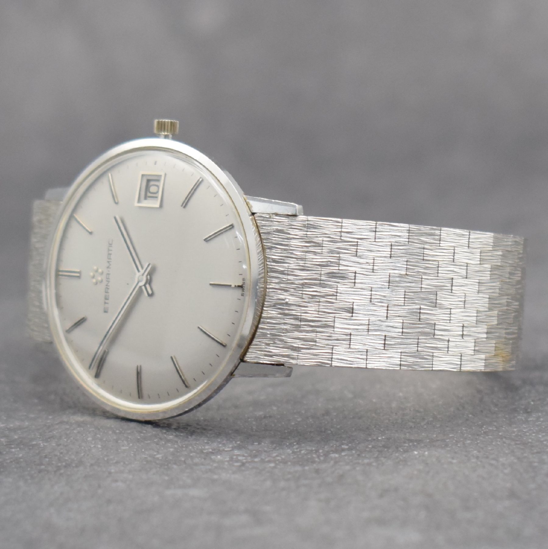 Detail d: ETERNA-MATIC Herrenarmbanduhr in WG 750/000, Schweiz um 1965, Automatik, Boden aufgedr., inkl. Band in WG 750/000, silb. Zifferbl. m. aufges. ...