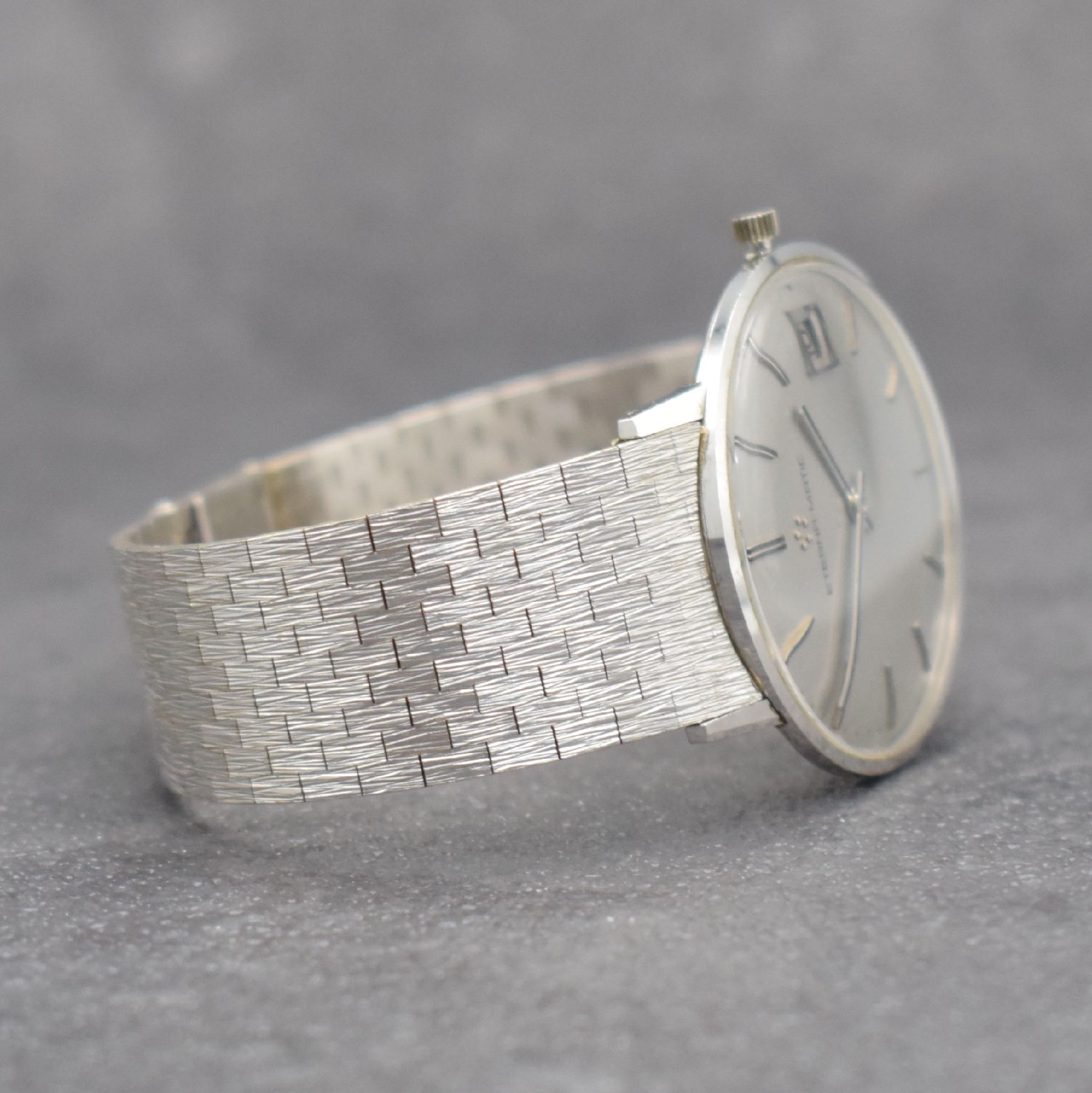 Detail e: ETERNA-MATIC Herrenarmbanduhr in WG 750/000, Schweiz um 1965, Automatik, Boden aufgedr., inkl. Band in WG 750/000, silb. Zifferbl. m. aufges. ...