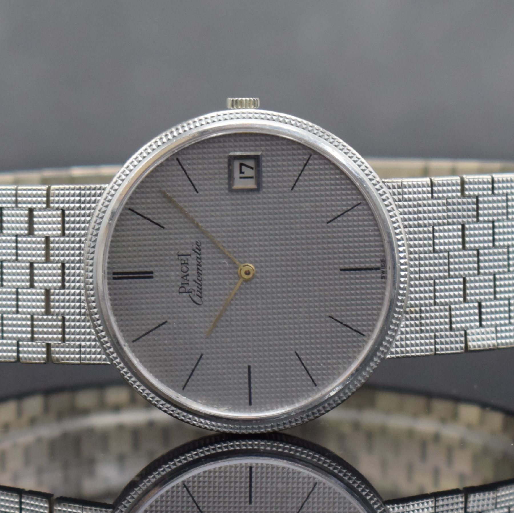 Detail a: PIAGET Armbanduhr in WG 750/000, Schweiz um 1980, Automatik, Ref. 13601 C4, massives Geh.,Boden aufgedr., silb. Zifferbl. fl., gold. Zeiger, Datum, ...