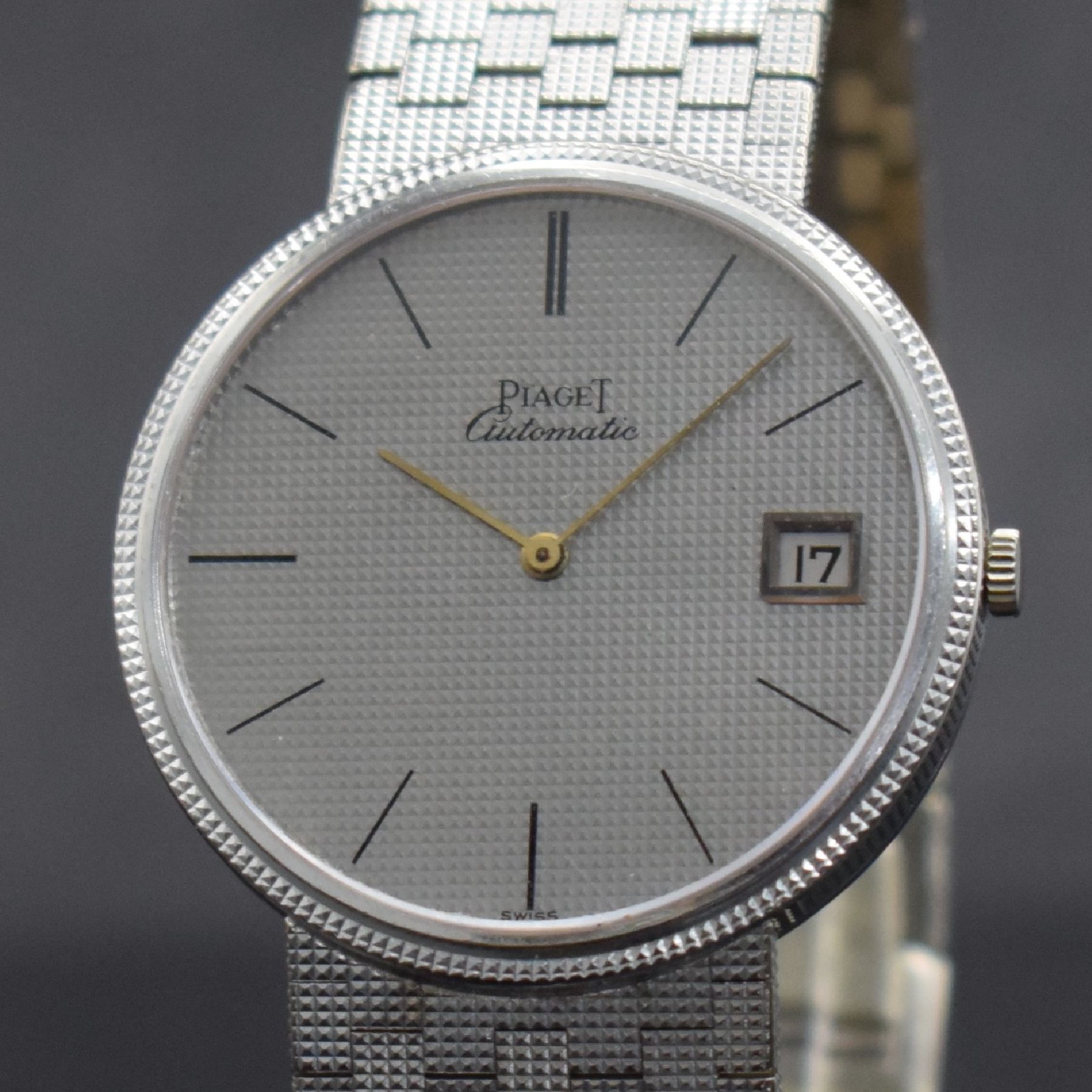 Detail c: PIAGET Armbanduhr in WG 750/000, Schweiz um 1980, Automatik, Ref. 13601 C4, massives Geh.,Boden aufgedr., silb. Zifferbl. fl., gold. Zeiger, Datum, ...