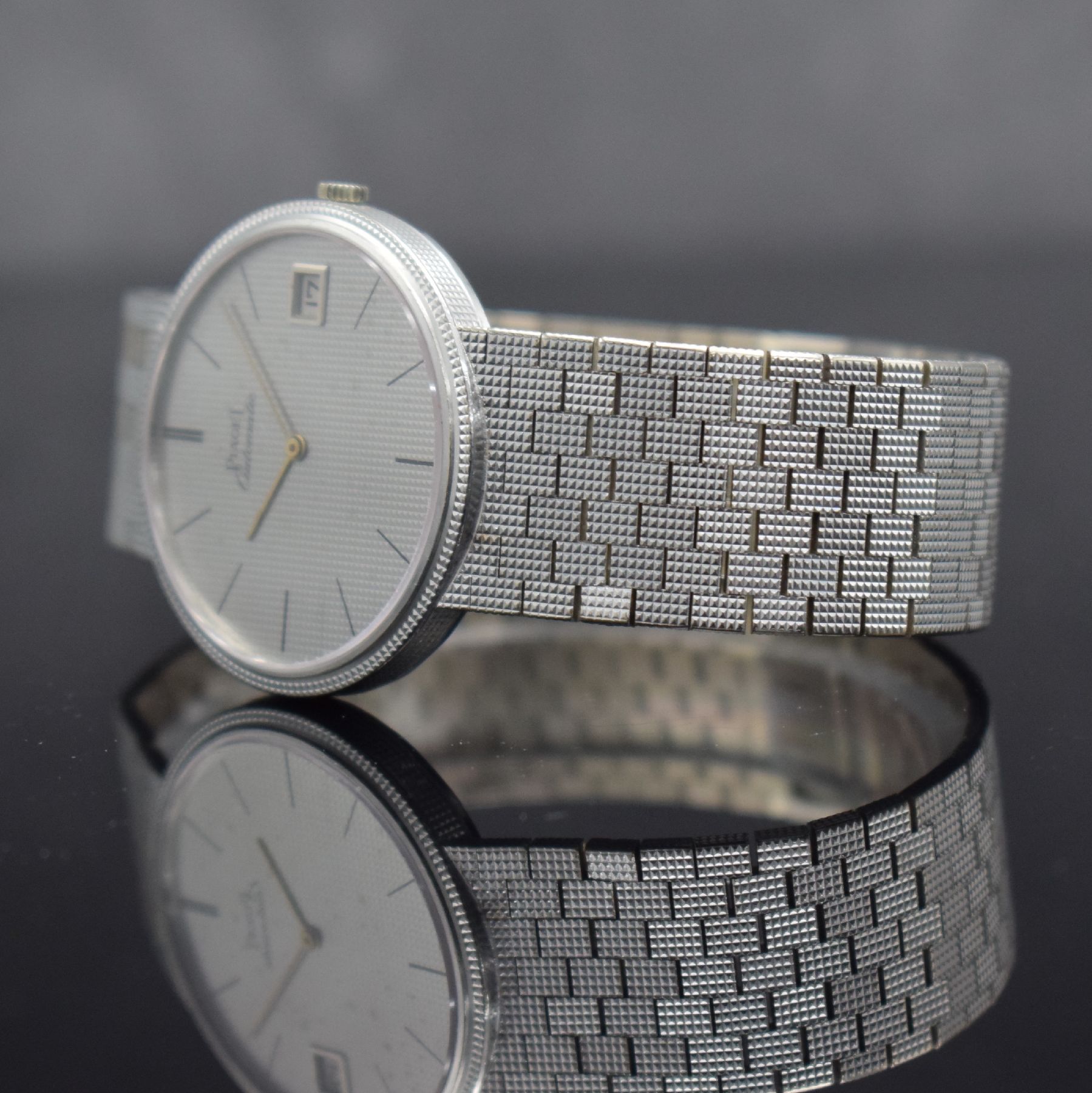 Detail d: PIAGET Armbanduhr in WG 750/000, Schweiz um 1980, Automatik, Ref. 13601 C4, massives Geh.,Boden aufgedr., silb. Zifferbl. fl., gold. Zeiger, Datum, ...
