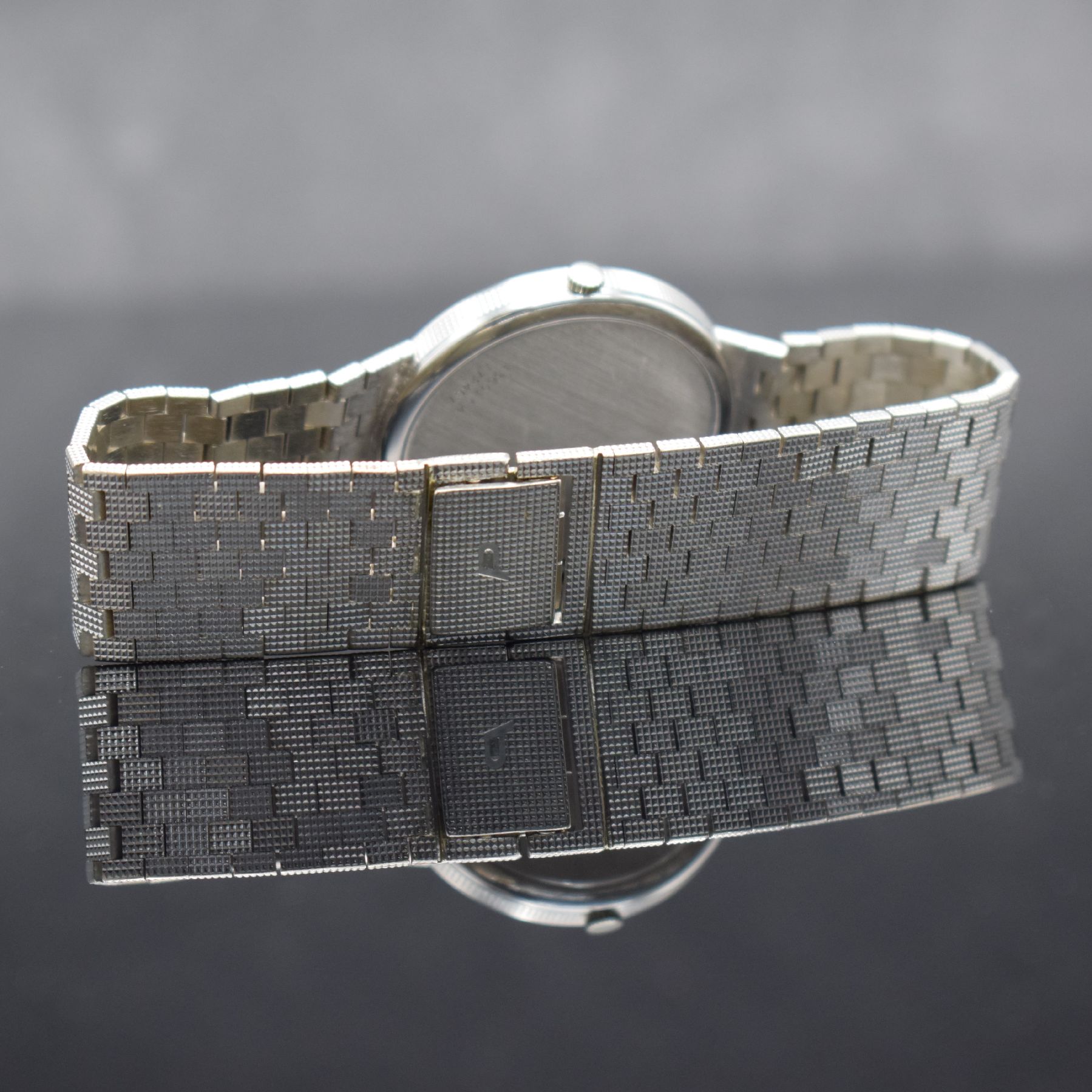 Detail e: PIAGET Armbanduhr in WG 750/000, Schweiz um 1980, Automatik, Ref. 13601 C4, massives Geh.,Boden aufgedr., silb. Zifferbl. fl., gold. Zeiger, Datum, ...