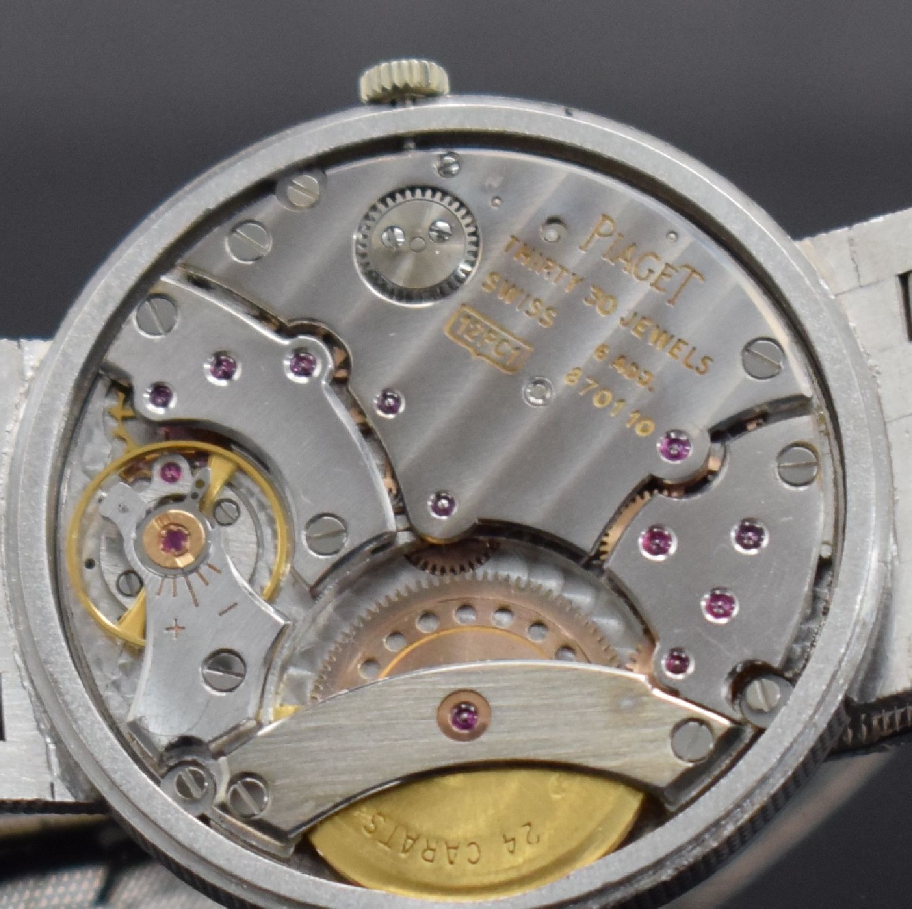 Detail k: PIAGET Armbanduhr in WG 750/000, Schweiz um 1980, Automatik, Ref. 13601 C4, massives Geh.,Boden aufgedr., silb. Zifferbl. fl., gold. Zeiger, Datum, ...