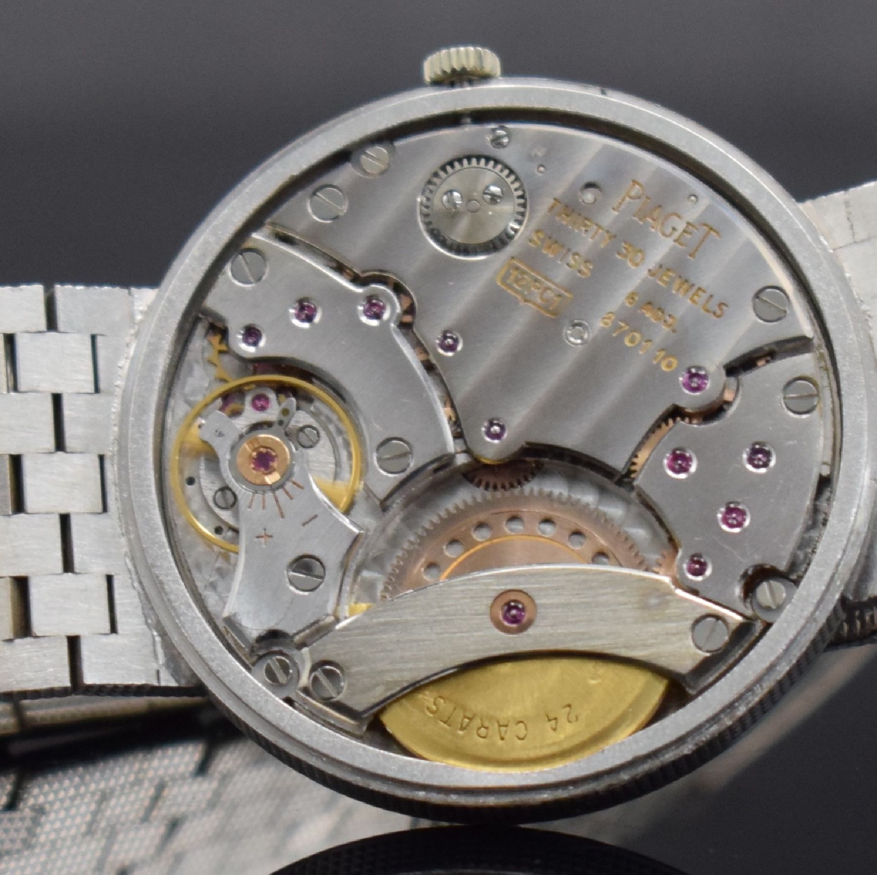 Detail l: PIAGET Armbanduhr in WG 750/000, Schweiz um 1980, Automatik, Ref. 13601 C4, massives Geh.,Boden aufgedr., silb. Zifferbl. fl., gold. Zeiger, Datum, ...