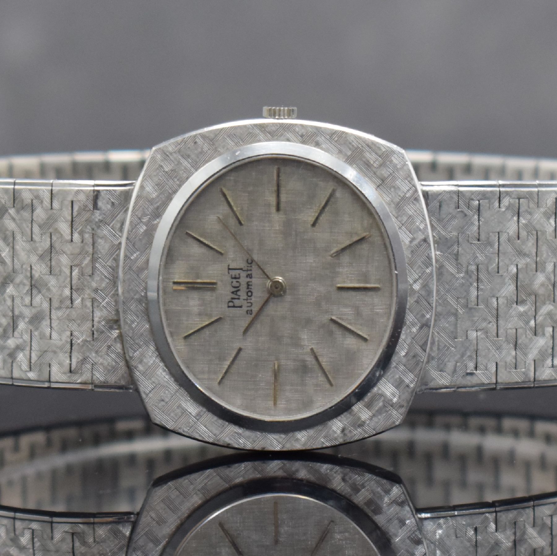 Detail a: PIAGET Armbanduhr in WG 750/000 Ref. 12441 A3, Schweiz um 1970, Automatik, massives Geh., Boden 4-fach verschr., inkl. Band in 750/000 WG, silb. ...