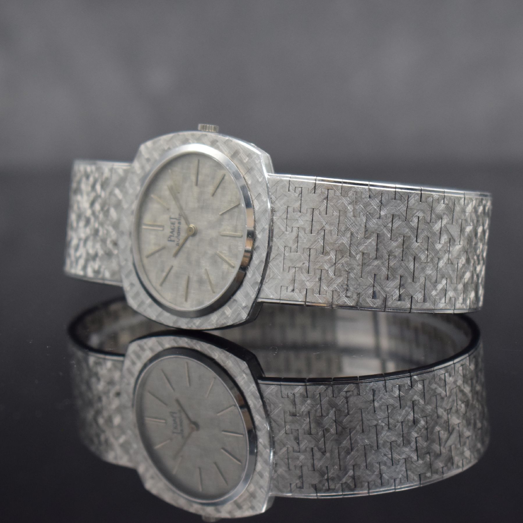 Detail d: PIAGET Armbanduhr in WG 750/000 Ref. 12441 A3, Schweiz um 1970, Automatik, massives Geh., Boden 4-fach verschr., inkl. Band in 750/000 WG, silb. ...