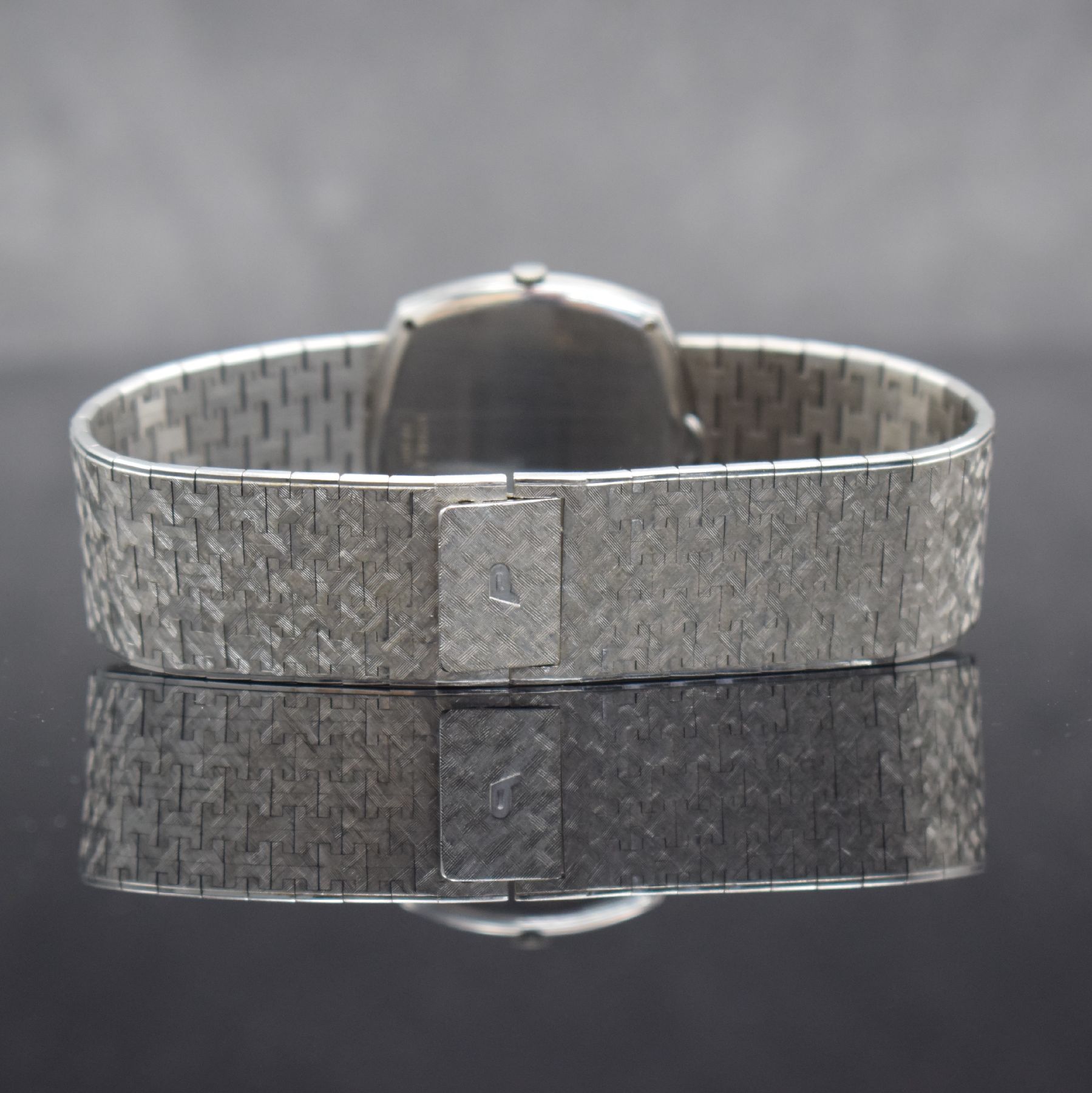 Detail e: PIAGET Armbanduhr in WG 750/000 Ref. 12441 A3, Schweiz um 1970, Automatik, massives Geh., Boden 4-fach verschr., inkl. Band in 750/000 WG, silb. ...
