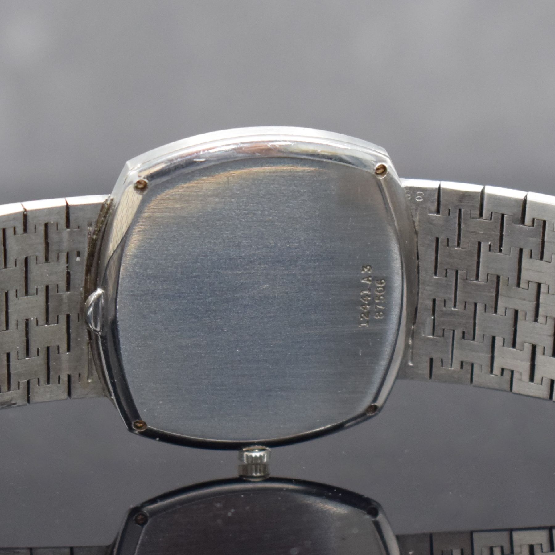 Detail f: PIAGET Armbanduhr in WG 750/000 Ref. 12441 A3, Schweiz um 1970, Automatik, massives Geh., Boden 4-fach verschr., inkl. Band in 750/000 WG, silb. ...
