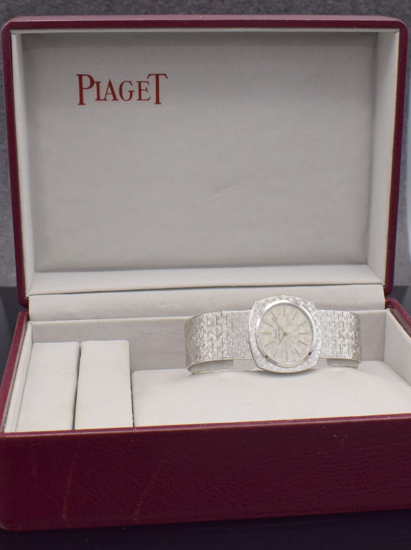 Detail l: PIAGET Armbanduhr in WG 750/000 Ref. 12441 A3, Schweiz um 1970, Automatik, massives Geh., Boden 4-fach verschr., inkl. Band in 750/000 WG, silb. ...