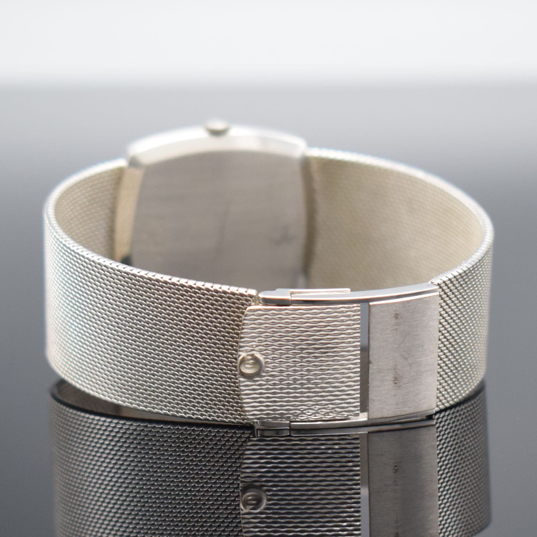 Detail d: CHOPARD Armbanduhr in WG 750/000 Referenz 2062, Schweiz um 1970, Automatik, massives Gehäuse, Boden aufgedr., WG 750/000 Milanaiseband, graues ...
