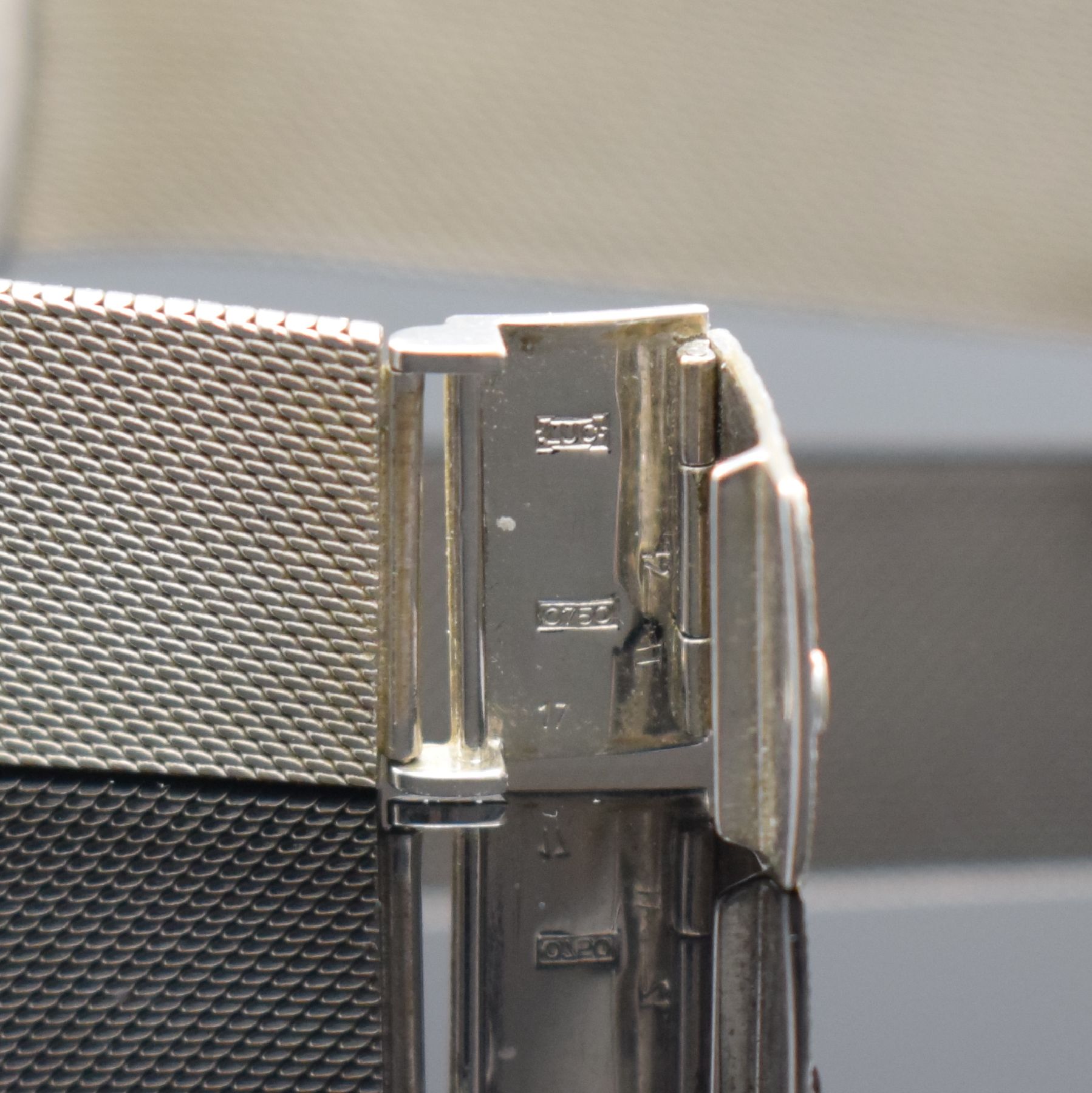 Detail e: CHOPARD Armbanduhr in WG 750/000 Referenz 2062, Schweiz um 1970, Automatik, massives Gehäuse, Boden aufgedr., WG 750/000 Milanaiseband, graues ...