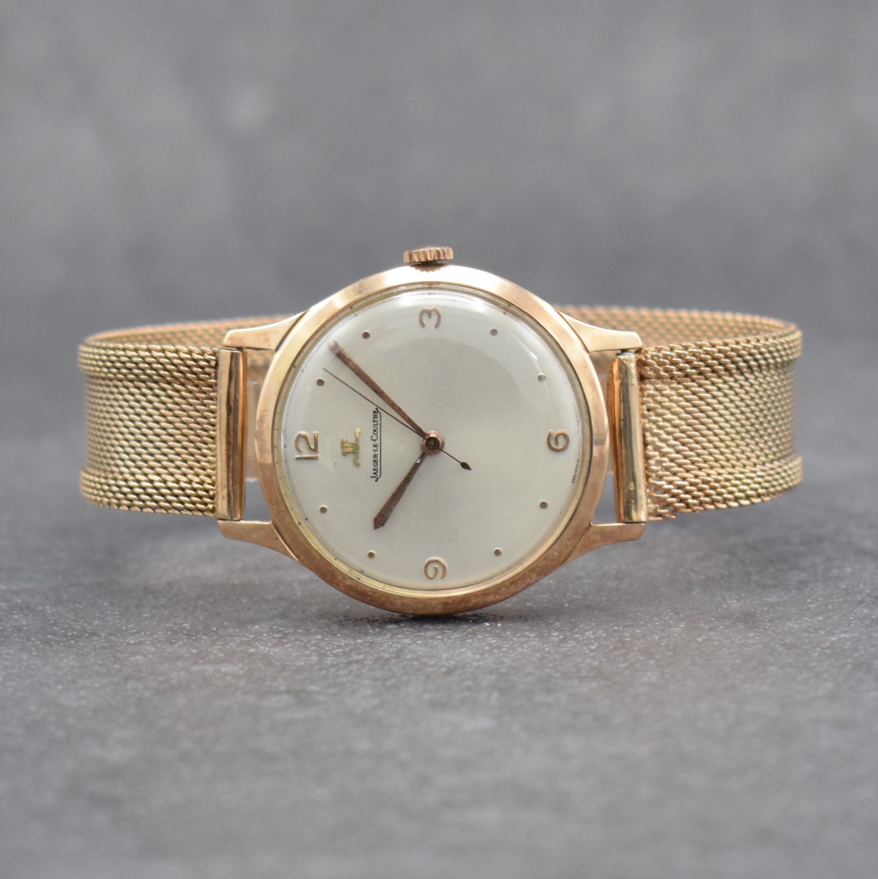Jaeger-LeCoultre Herrenarmbanduhr in RoseG 585/000, Werk Schweiz um 1950, Handaufzug, neutr. RoseG 585/000 Geh. & Band später, silb. Zifferbl. m. ...